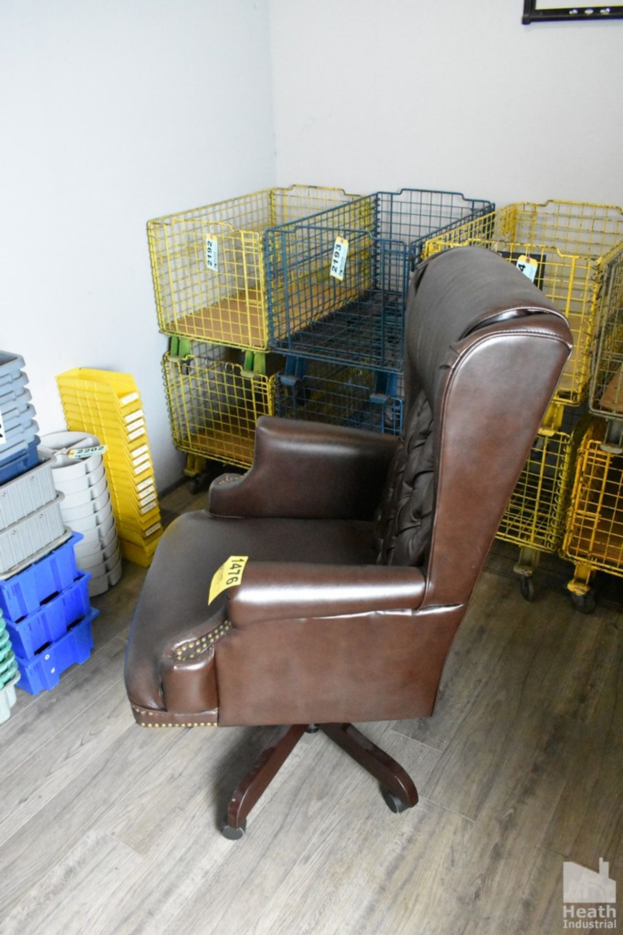 LEATHER OFFICE CHAIR ON CASTERS - Image 2 of 4