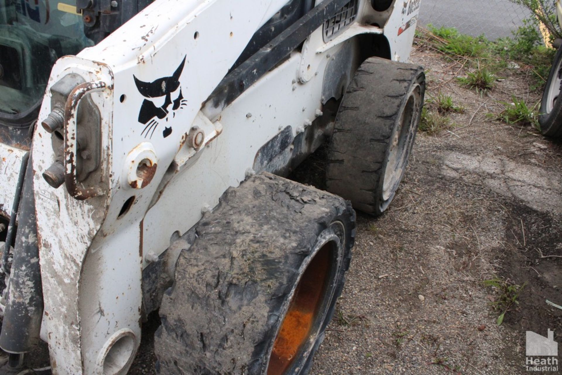 BOBCAT S750 SKID LOADER, 5,371 HOURS ON METER, SOLID TIRES, TRI-PIPE AUXILLARY HYDRAULICS, HYDRAULI - Image 5 of 8