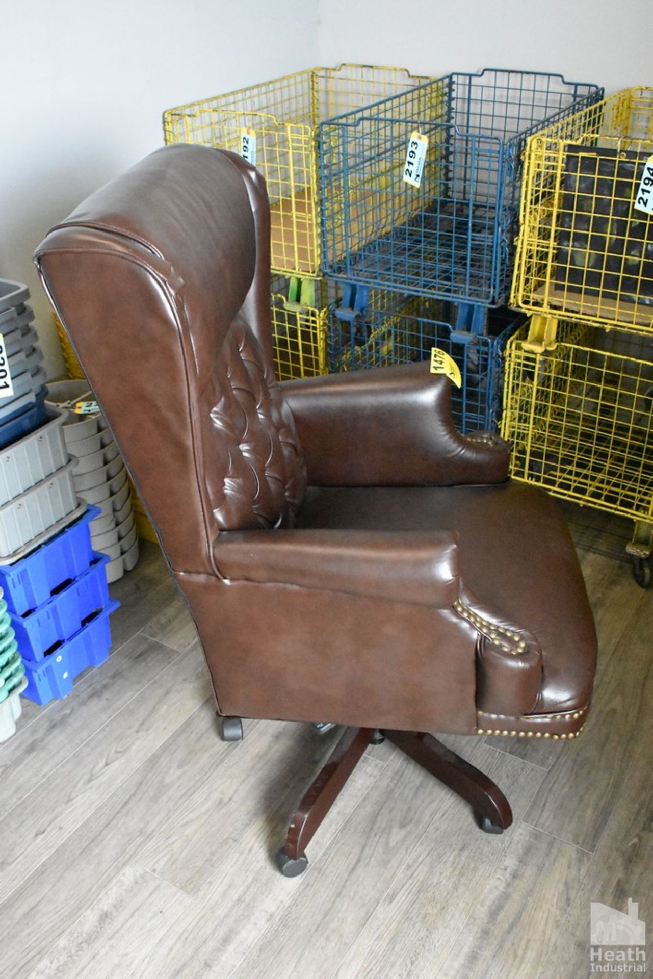 LEATHER OFFICE CHAIR ON CASTERS - Image 4 of 4