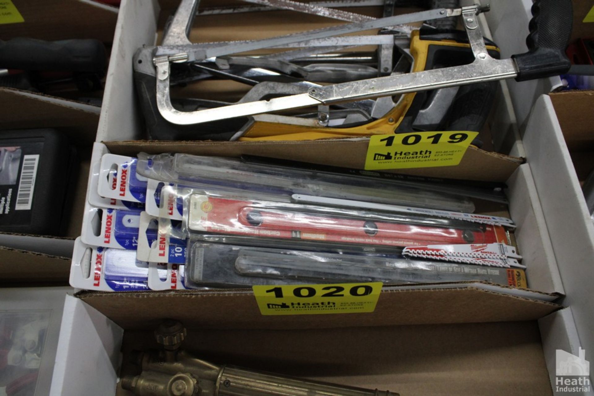 LARGE QUANTITY OF HACKSAW BLADES IN BOX