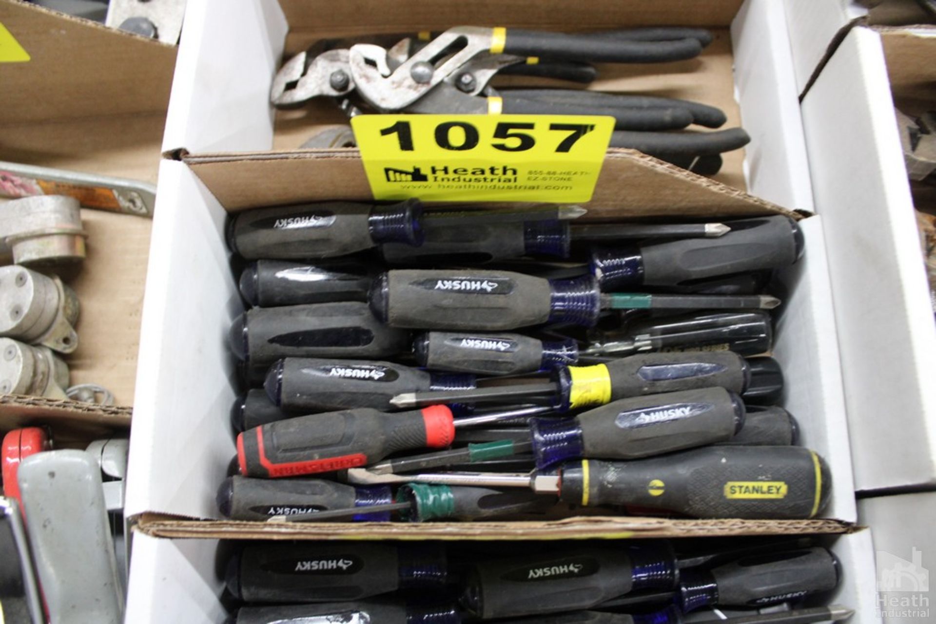 LARGE QUANTITY OF SCREW DRIVERS IN BOX