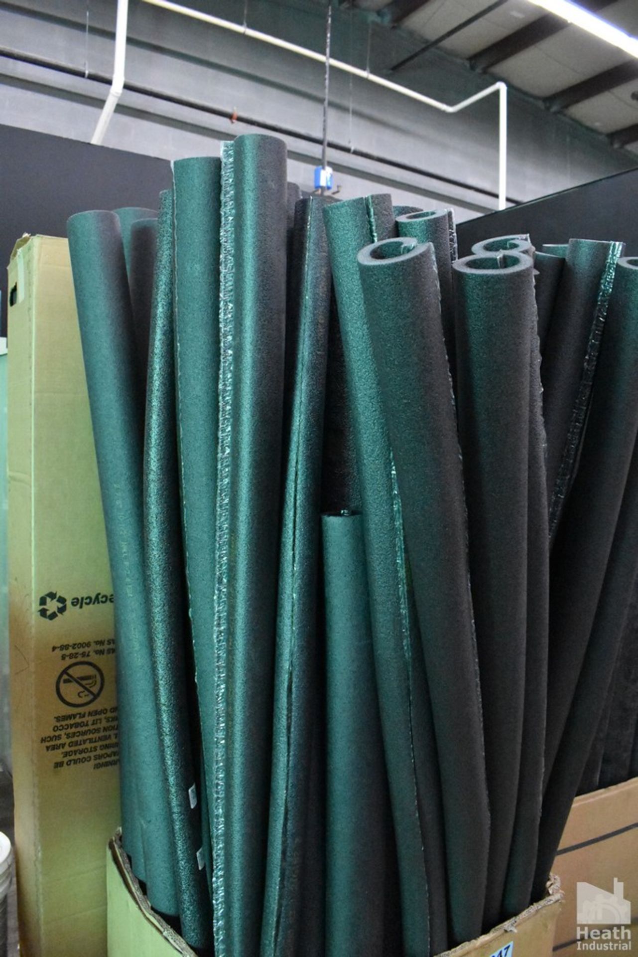 LARGE QUANTITY OF PIPE INSULATION IN BOX - Bild 2 aus 2