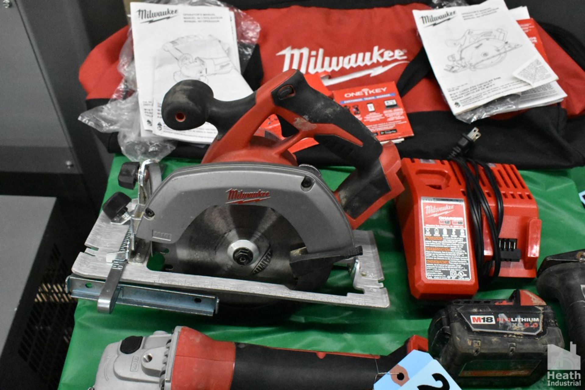 ASSORTED MILWAUKEE TOOLS ON TABLE, WITH CHARGER, BATTERY AND CARRYING BAG - Image 4 of 4