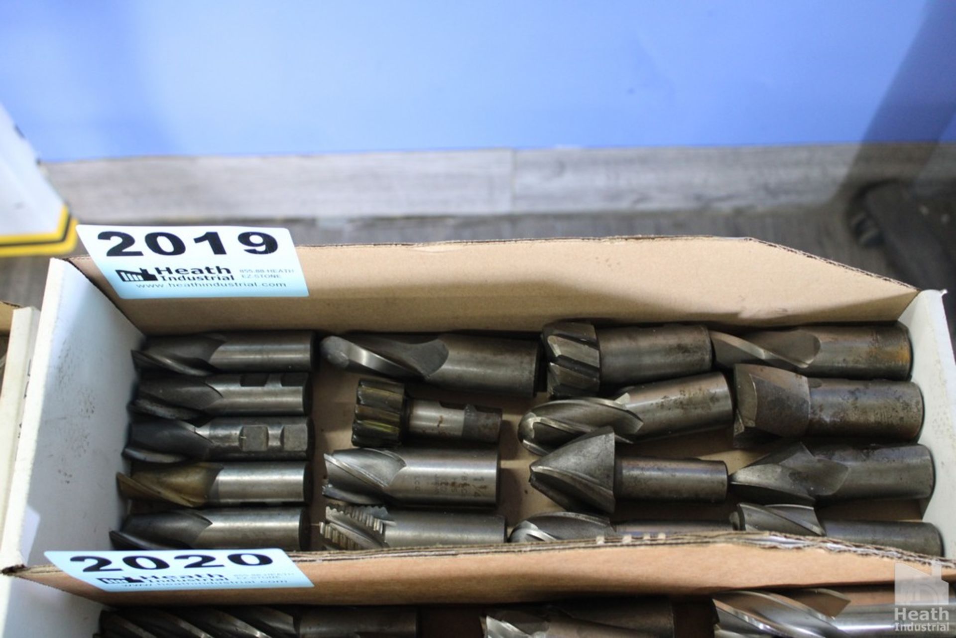 LARGE QUANTITY OF SINGLE END MILLS IN BOX