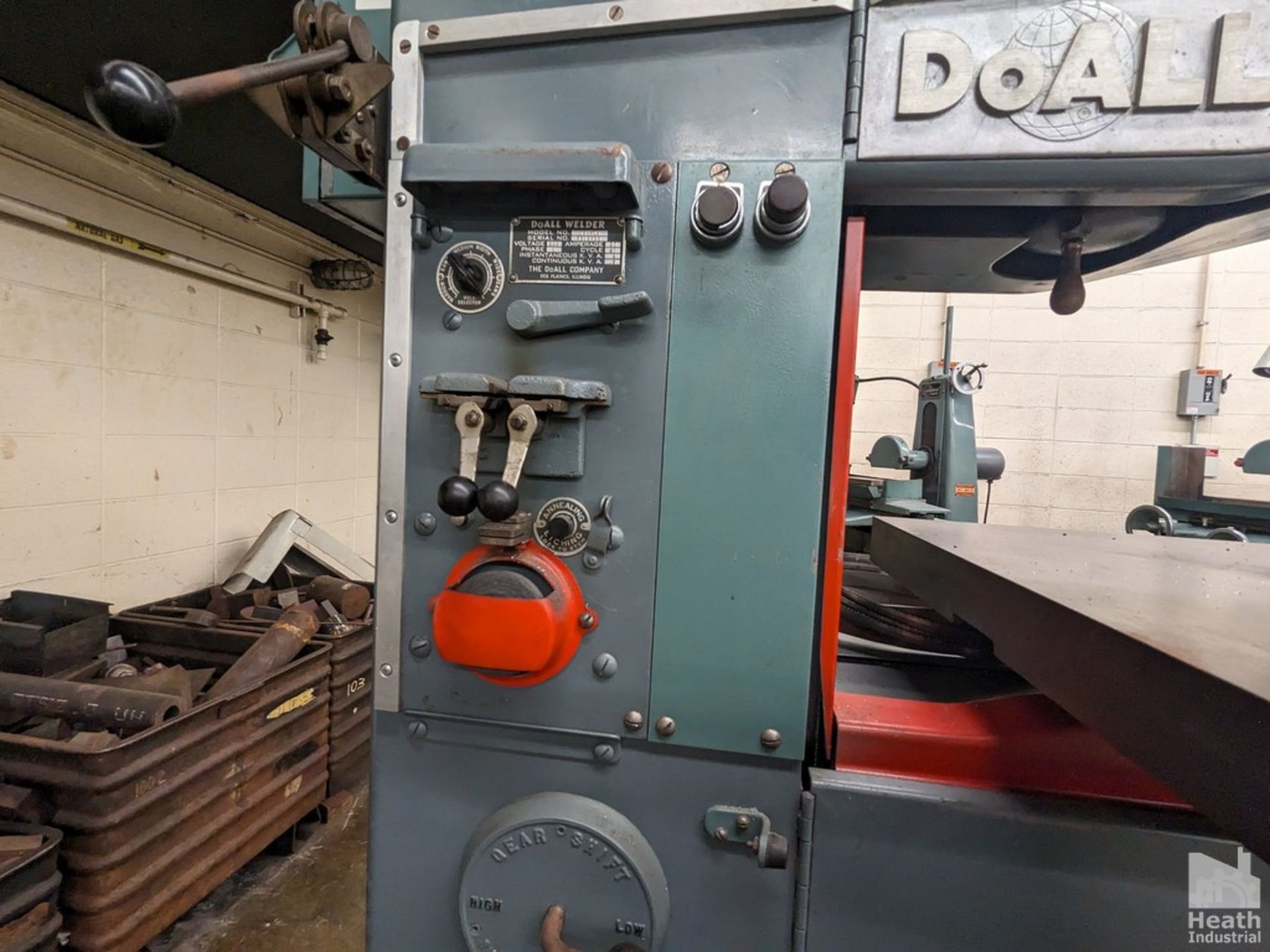 DOALL 16" MODEL 16-2 VERTICAL BAND SAW, S/N 45-55633 WITH BLADE WELDER Loading Fee :$150 - Image 4 of 8