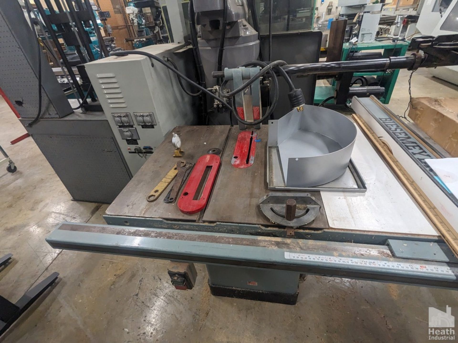 DELTA UNISAW 10" TILTING ARBOR TABLE SAW WITH EXTENDED TABLE BEISEMETER FENCE Loading Fee :$100 - Image 5 of 8