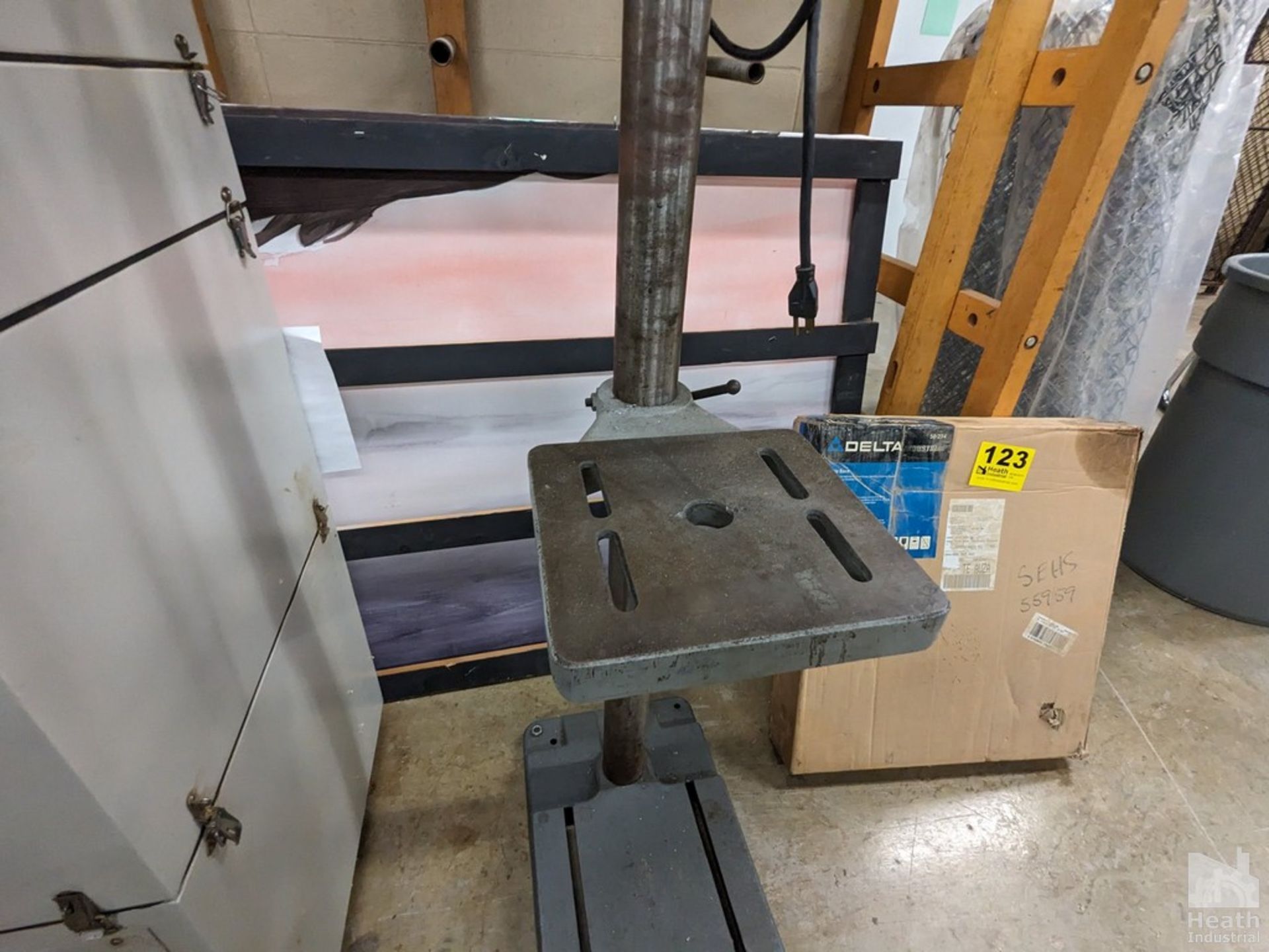 DELTA MODEL 15 -091 15" FLOOR STANDING DRILL PRESS Loading Fee :$100 - Image 4 of 5