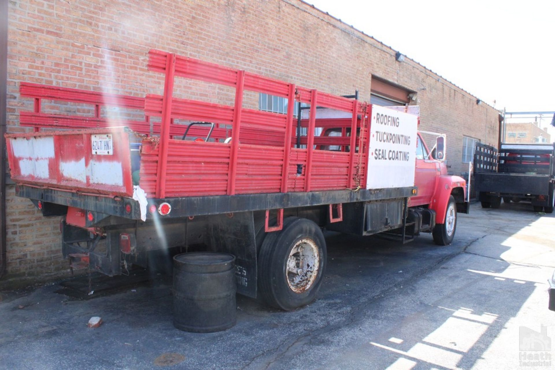 1980 FORD MODEL F700 STAKE TRUCK, VIN F70HVGH0858, AUTOMATIC TRANSMISSION, 16â€™ STEEL DECK WITH - Image 3 of 7