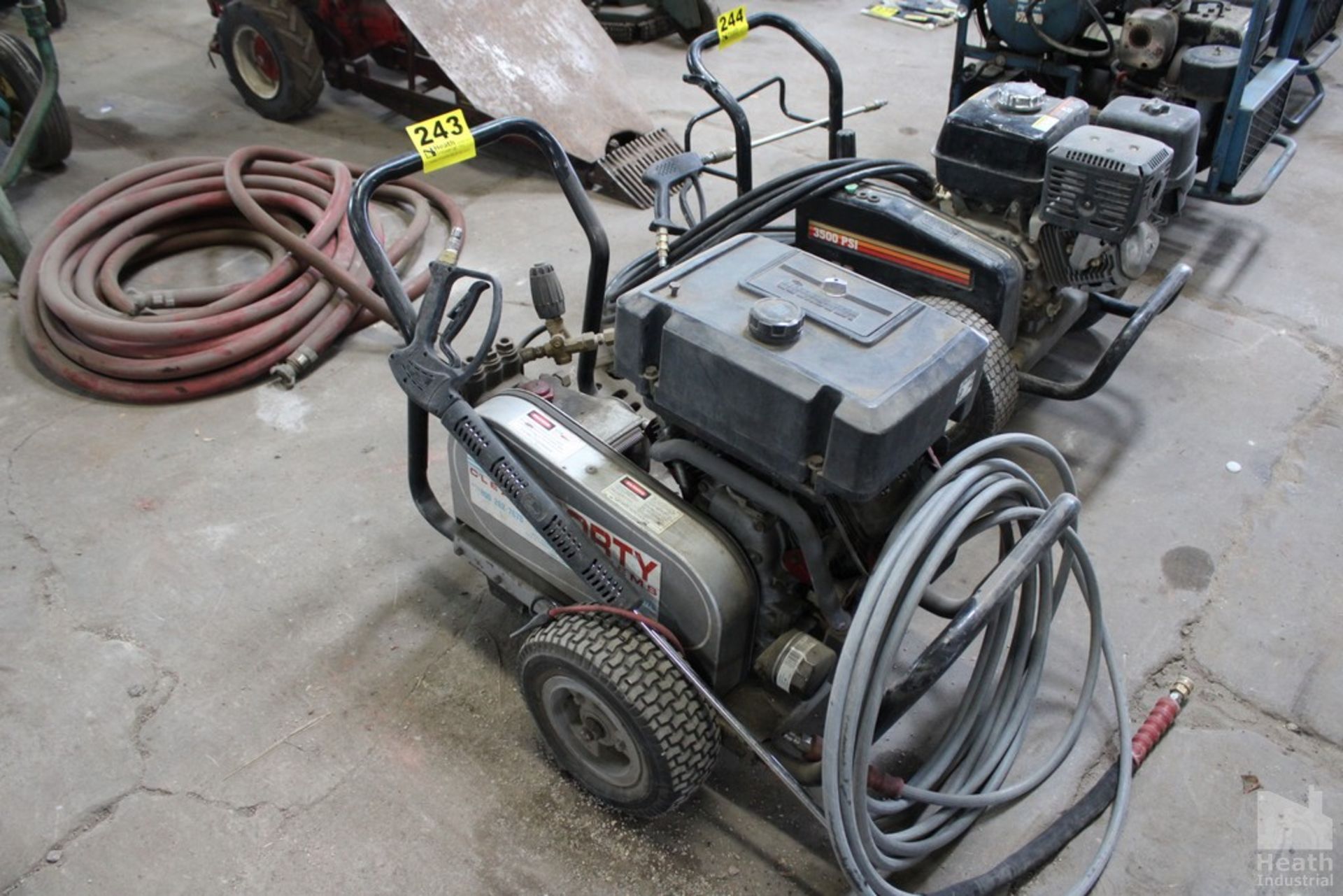 VANGUARD PRESSURE WASHER WITH BRIGGS & STRATTON ENGINE