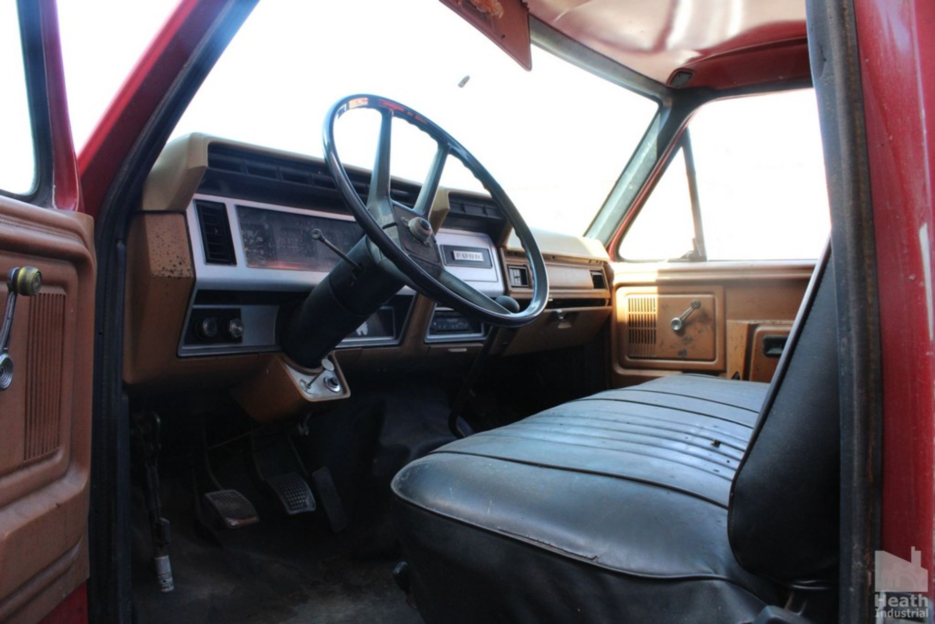 1980 FORD MODEL F700 STAKE TRUCK, VIN F70HVGH0858, AUTOMATIC TRANSMISSION, 16' STEEL DECK WITH - Image 4 of 7