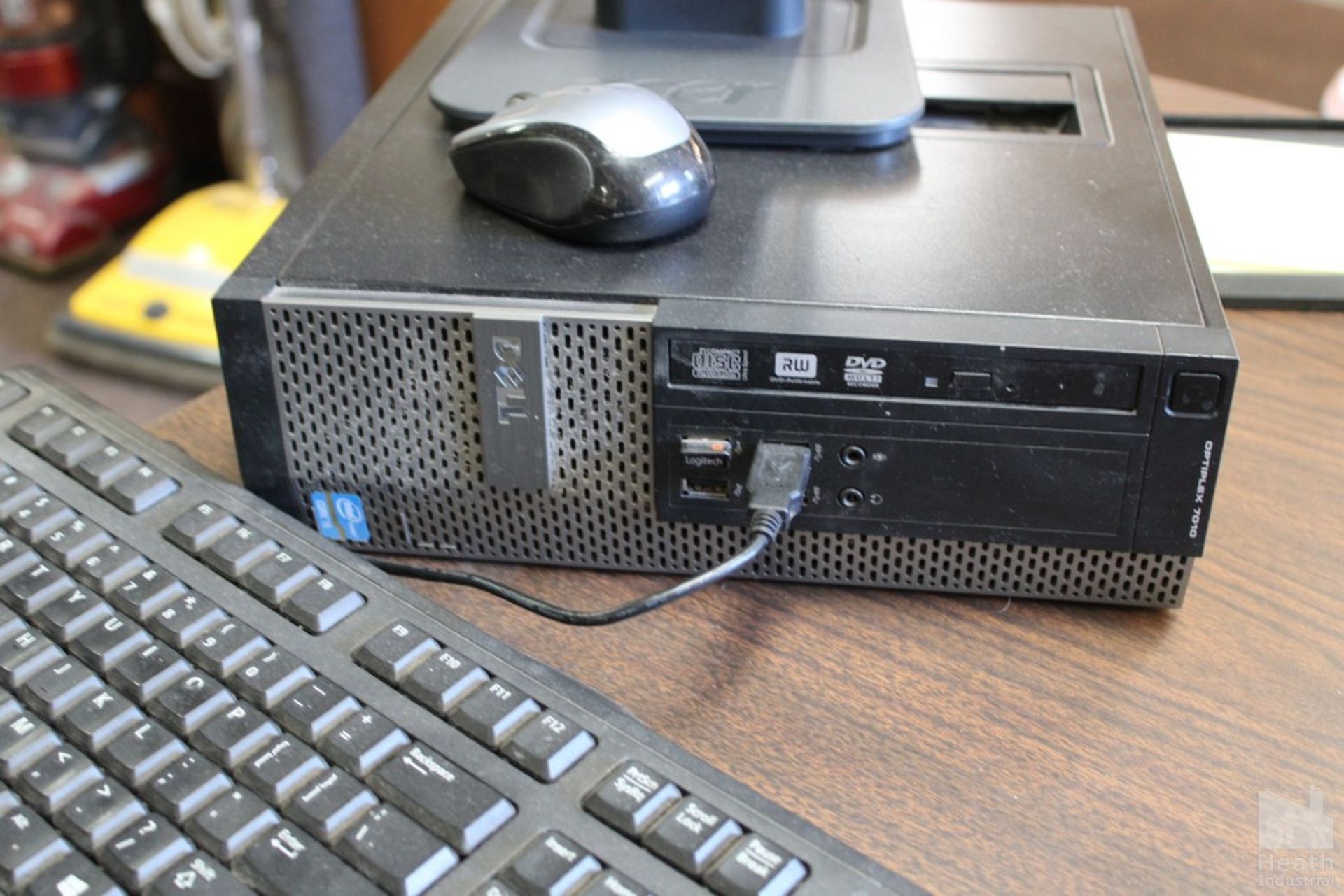 DELL OPTIPLEX 7010 WITH FLATSCREEN MONITOR AND MOUSE - Image 2 of 2