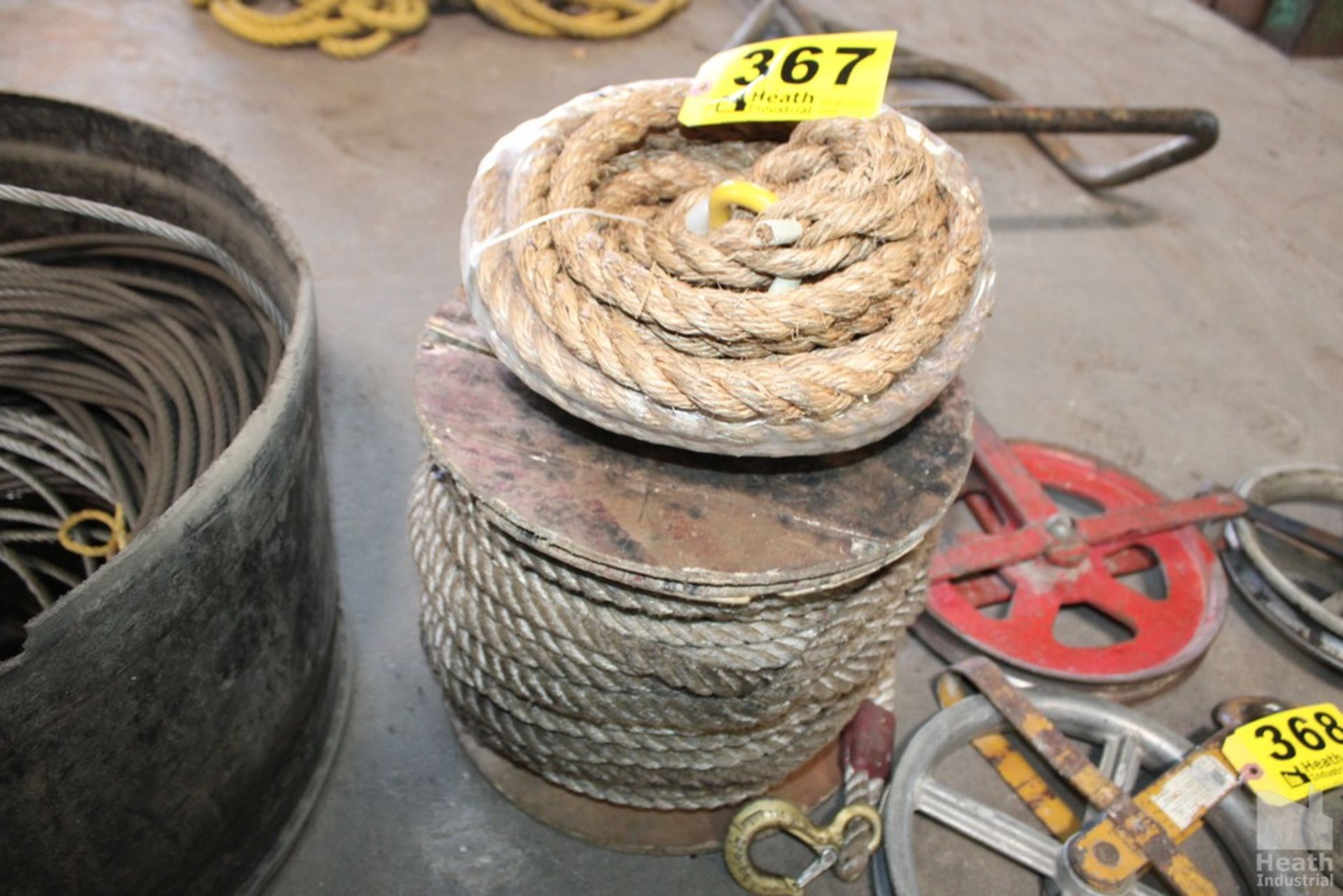 ROPE WITH HOOKS ON SPOOL