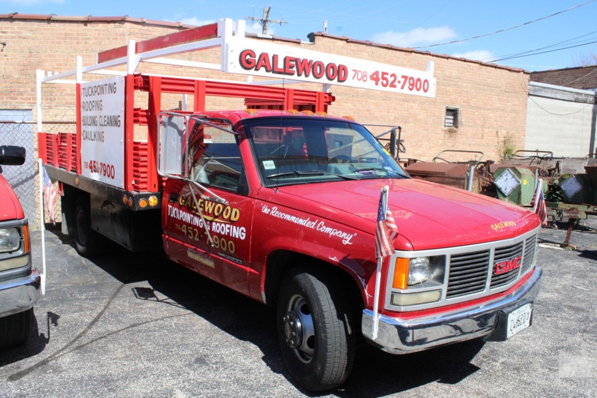 1991 GMC MODEL 3500 STAKE TRUCK, VIN: 1GDJC34K6ME507692, 12' STEEL DECK WITH REMOVABLE GUARDS, - Image 2 of 7