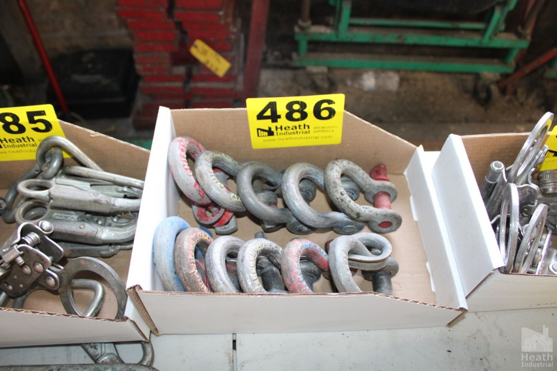 ASSORTED SHACKLES IN BOX