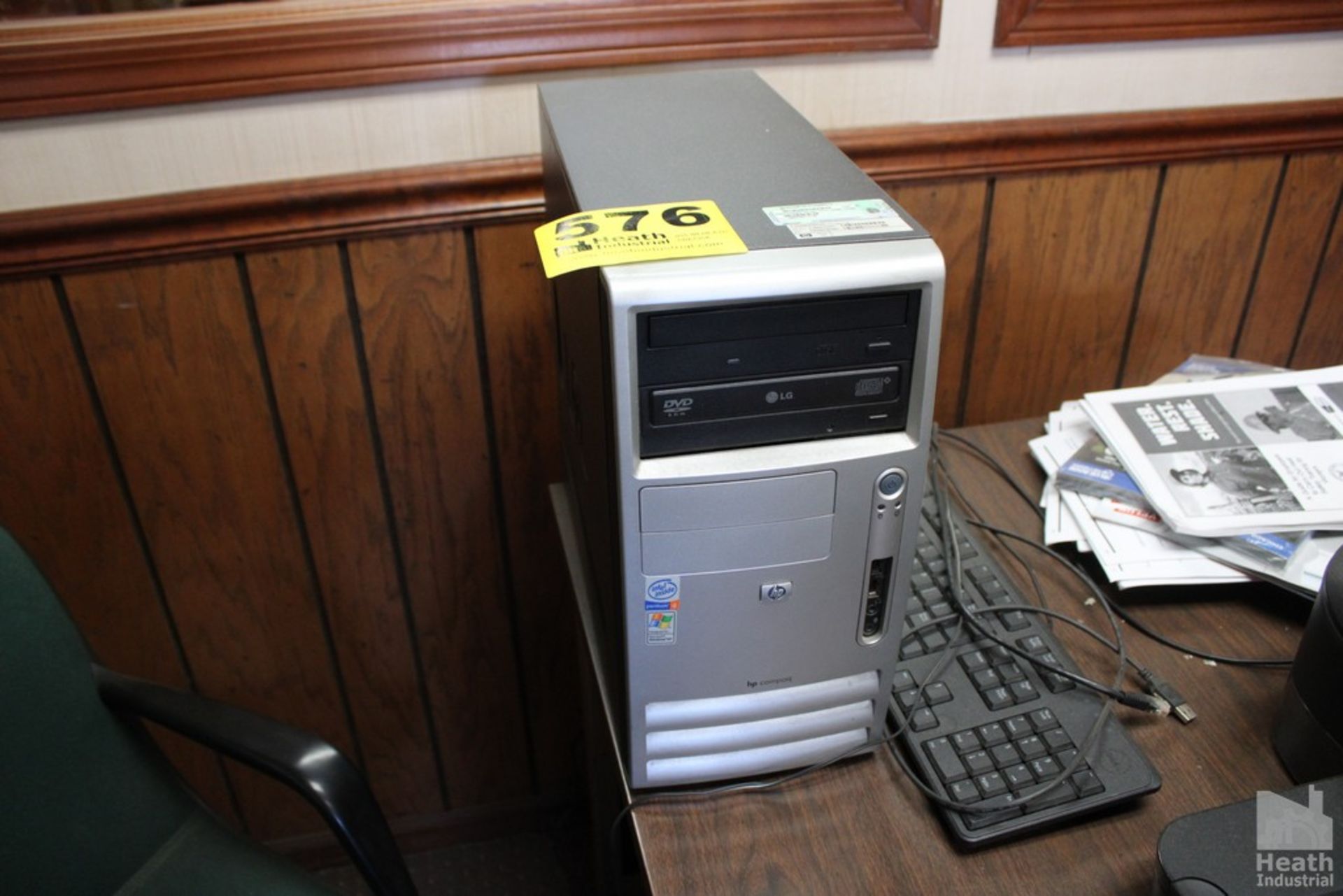 HP DESKTOP COMPUTER WITH KEYBOARD