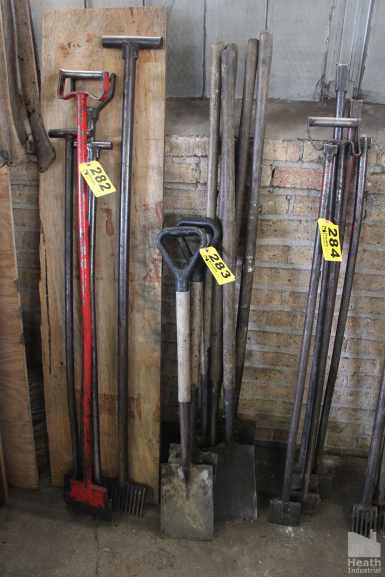 ASSORTED SQUARE END SHOVELS