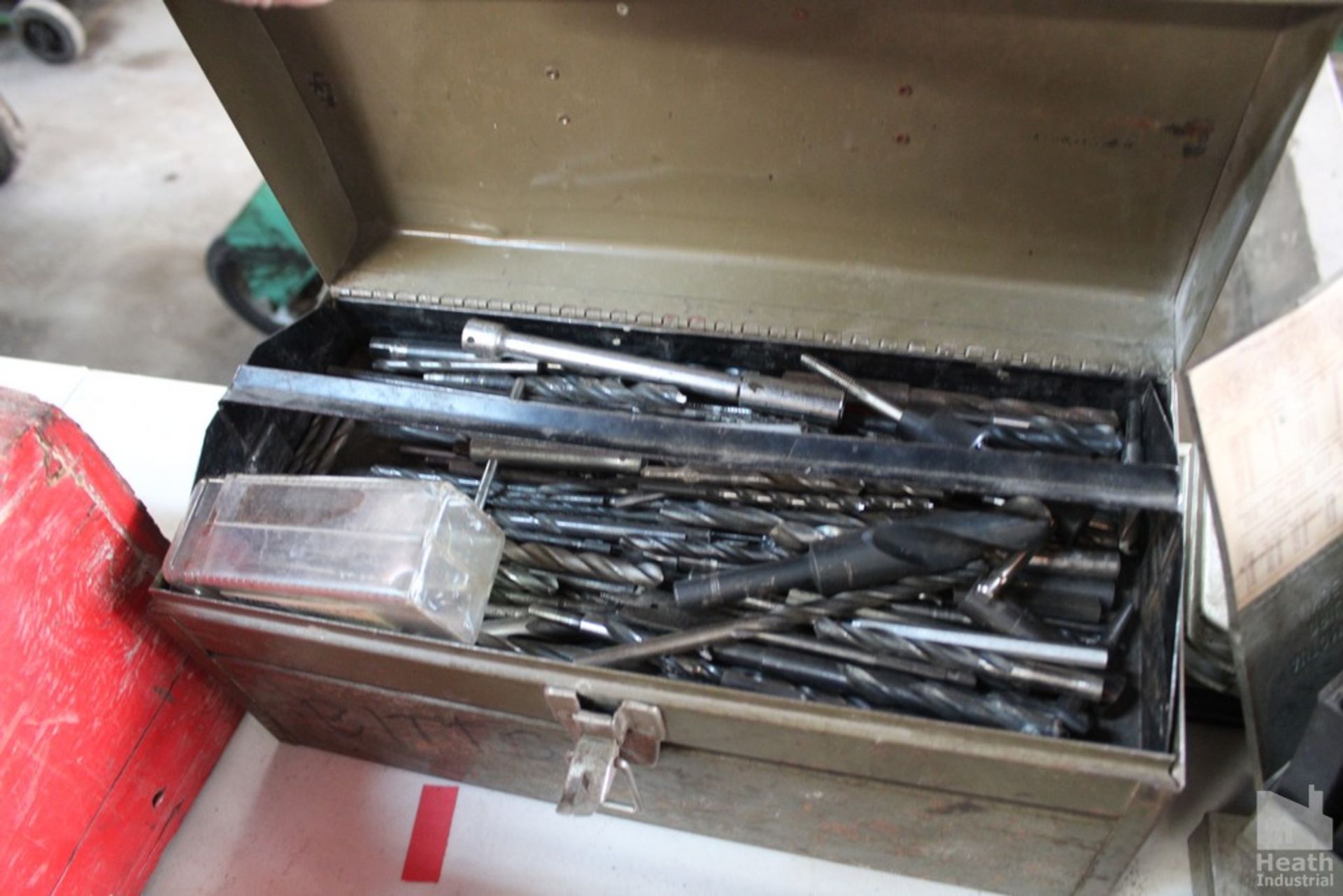 LARGE QUANTITY OF ASSORTED DRILL BITS IN TOOL BOX - Image 2 of 2