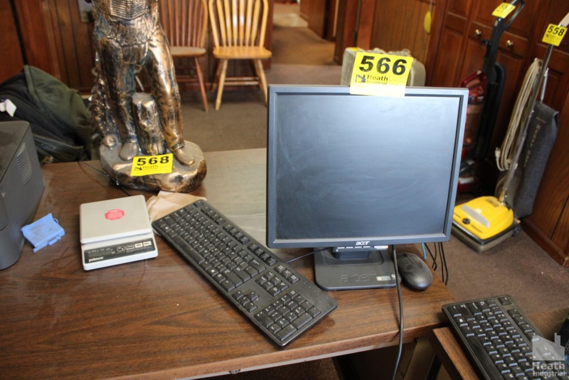 DELL OPTIPLEX 7010 WITH FLATSCREEN MONITOR AND MOUSE