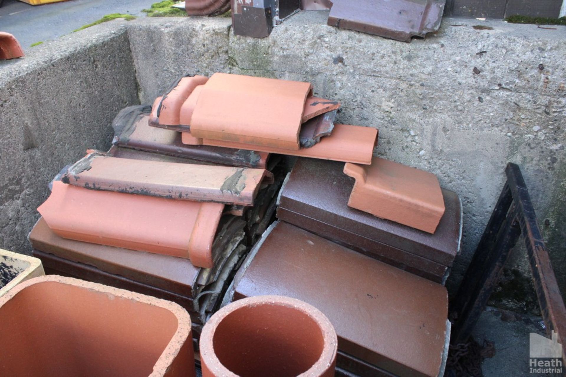 LARGE QUANTITY OF CLAY COPING CAPS - Image 3 of 3