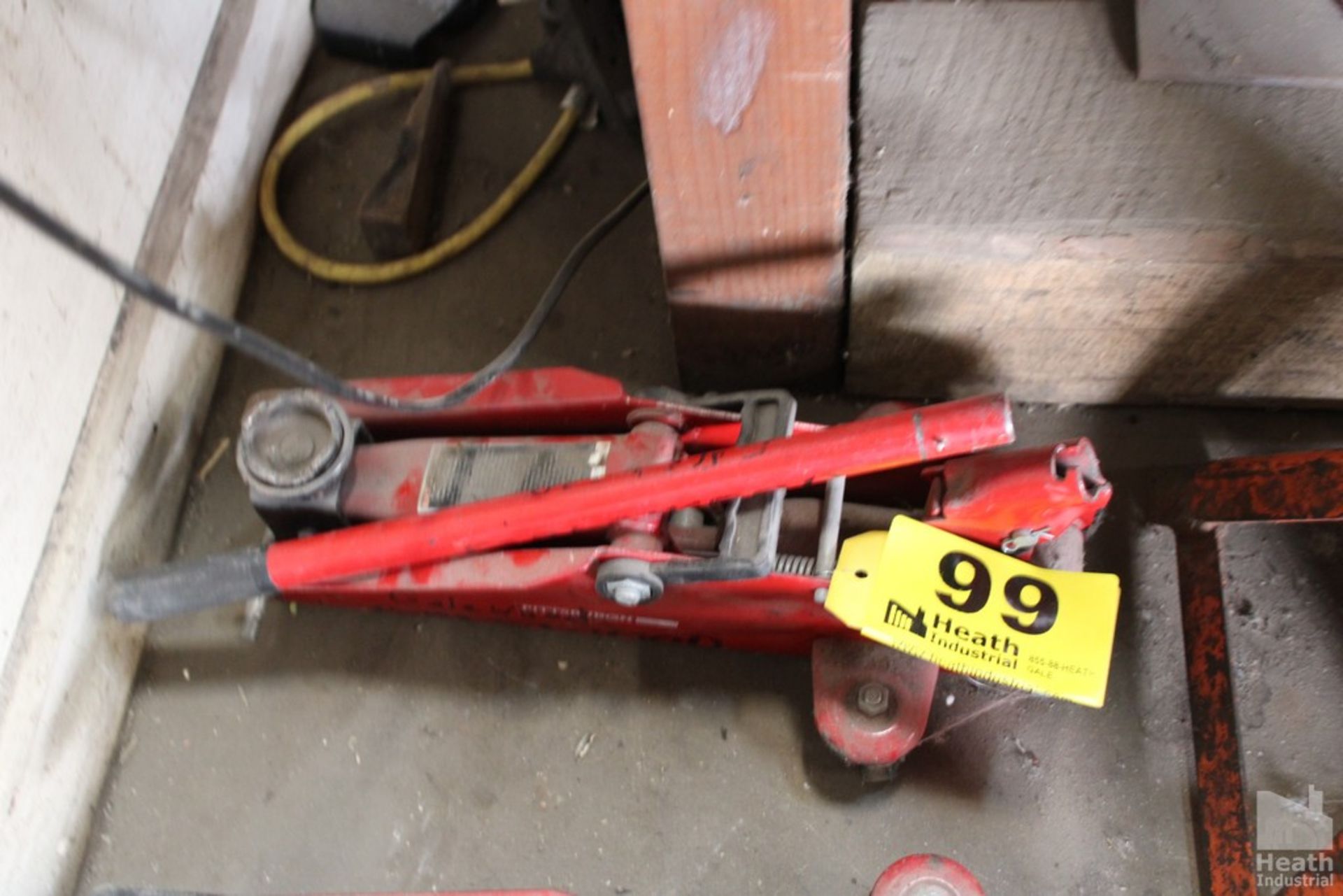 PITTSBURGH LOW PROFILE FLOOR JACK, 1-TON CAP.