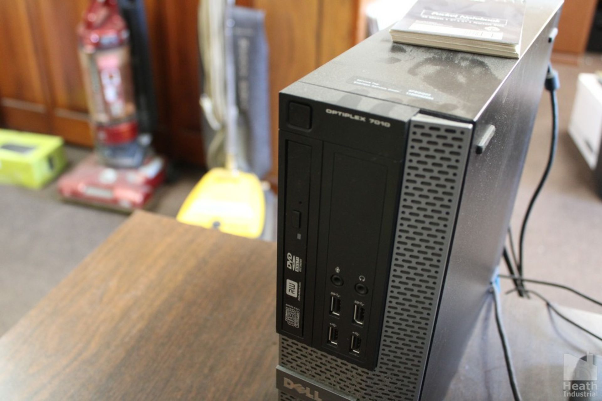 DELL OPTIPLEX 7010 WITH FLATSCREEN MONITOR AND MOUSE - Image 2 of 2