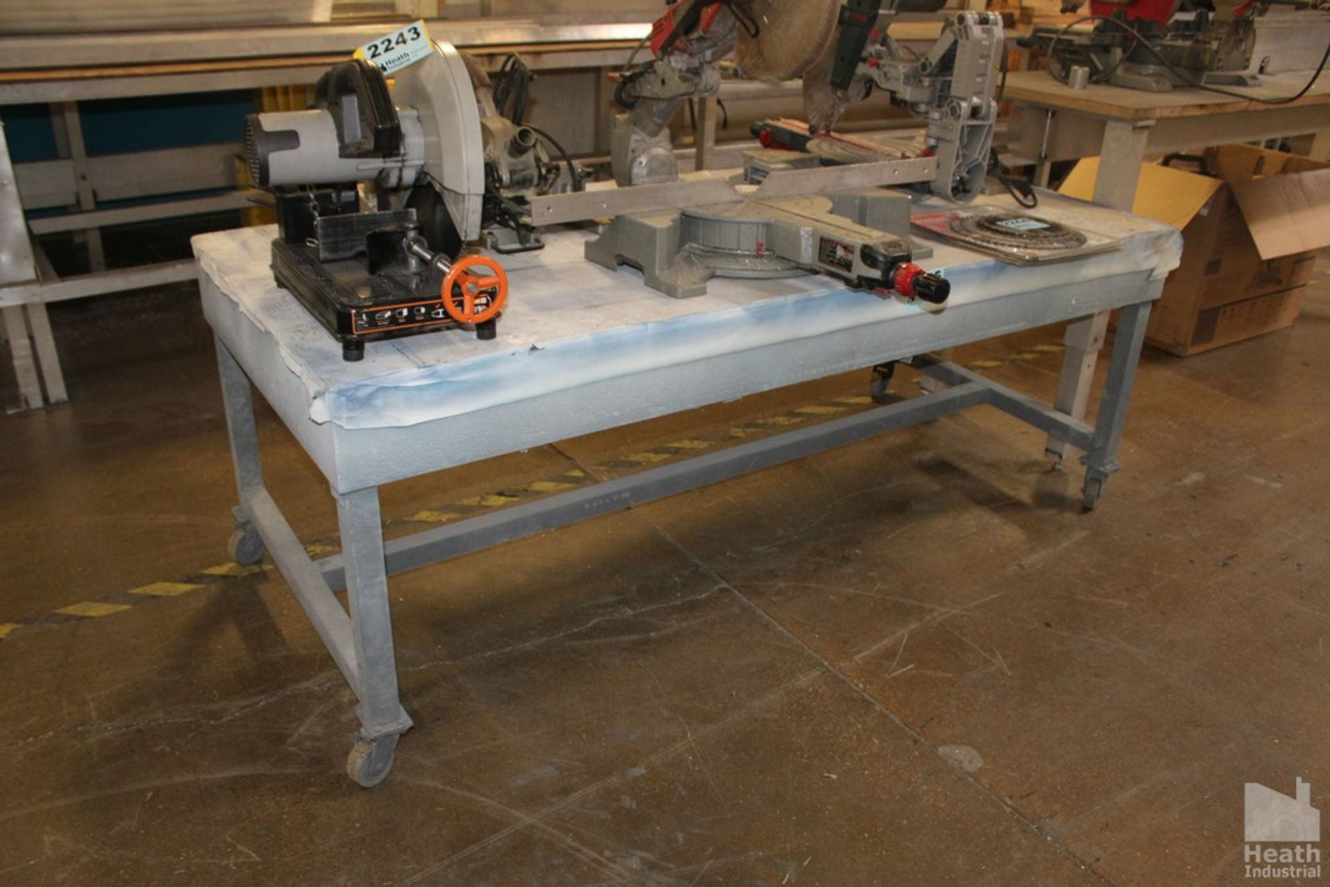 PORTABLE WORKBENCH 8' X 3' X 32"