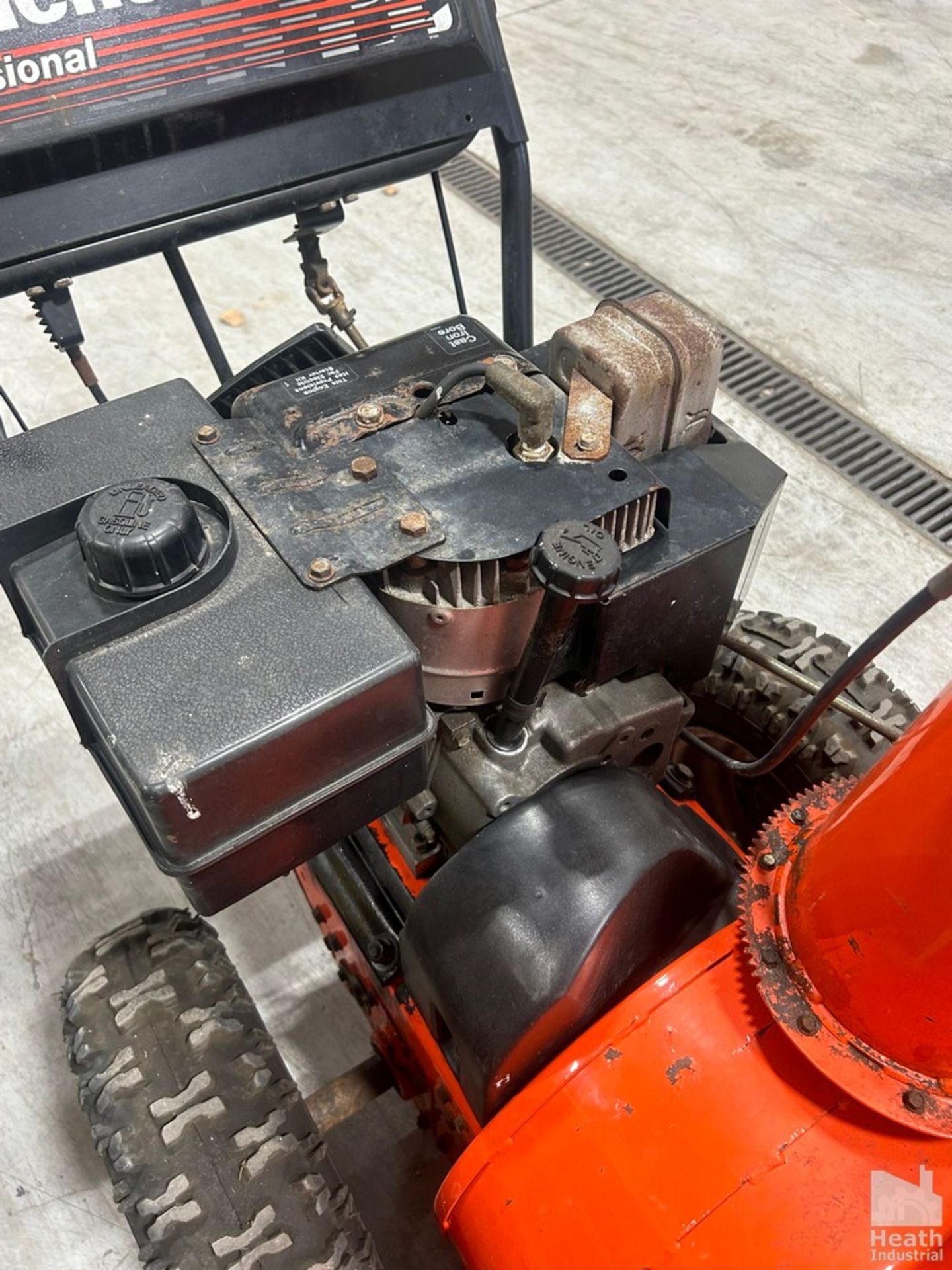 ARIENS MODEL ST1028 28" 2-STAGE GAS POWERED SNOW BLOWER WITH TECUMSEH ENGINE - Image 4 of 6