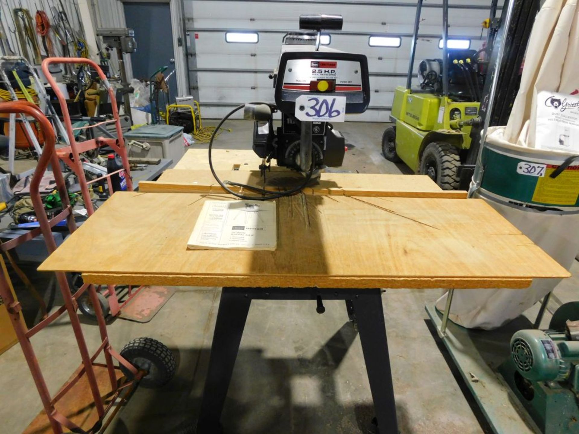Craftsman radial arm saw, NO. 113.199250, 10". (Located at and to be picked up at: 2862 Wagner