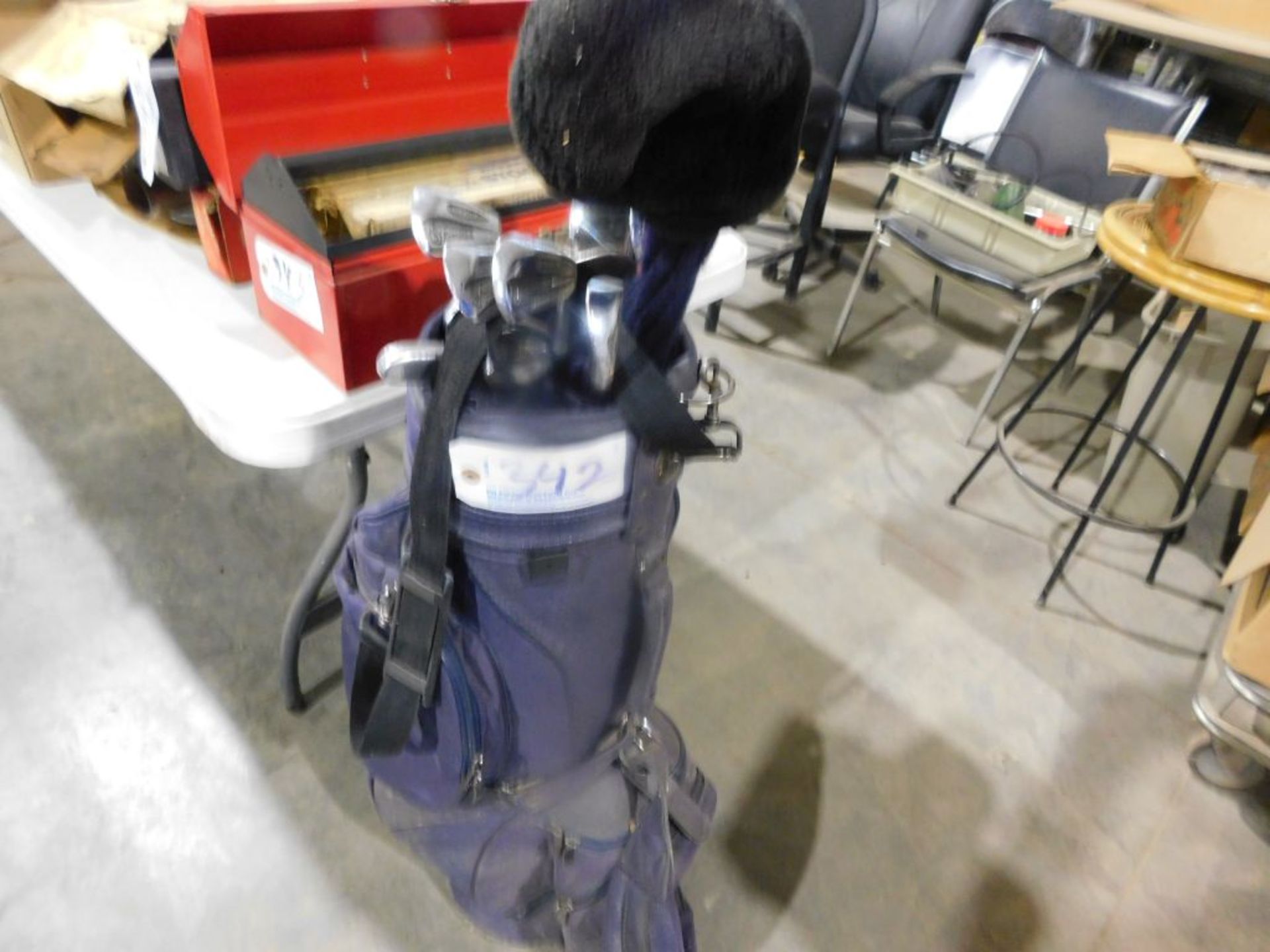 Golf bag and clubs. (Located at and to be picked up at: 2862 Wagner Rd., Waterloo, IA)