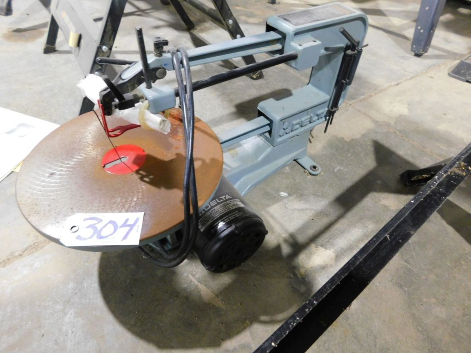 Delta 16" scroll saw, NO. 40-560, 2 speed. (Located at and to be picked up at: 2862 Wagner Rd.,