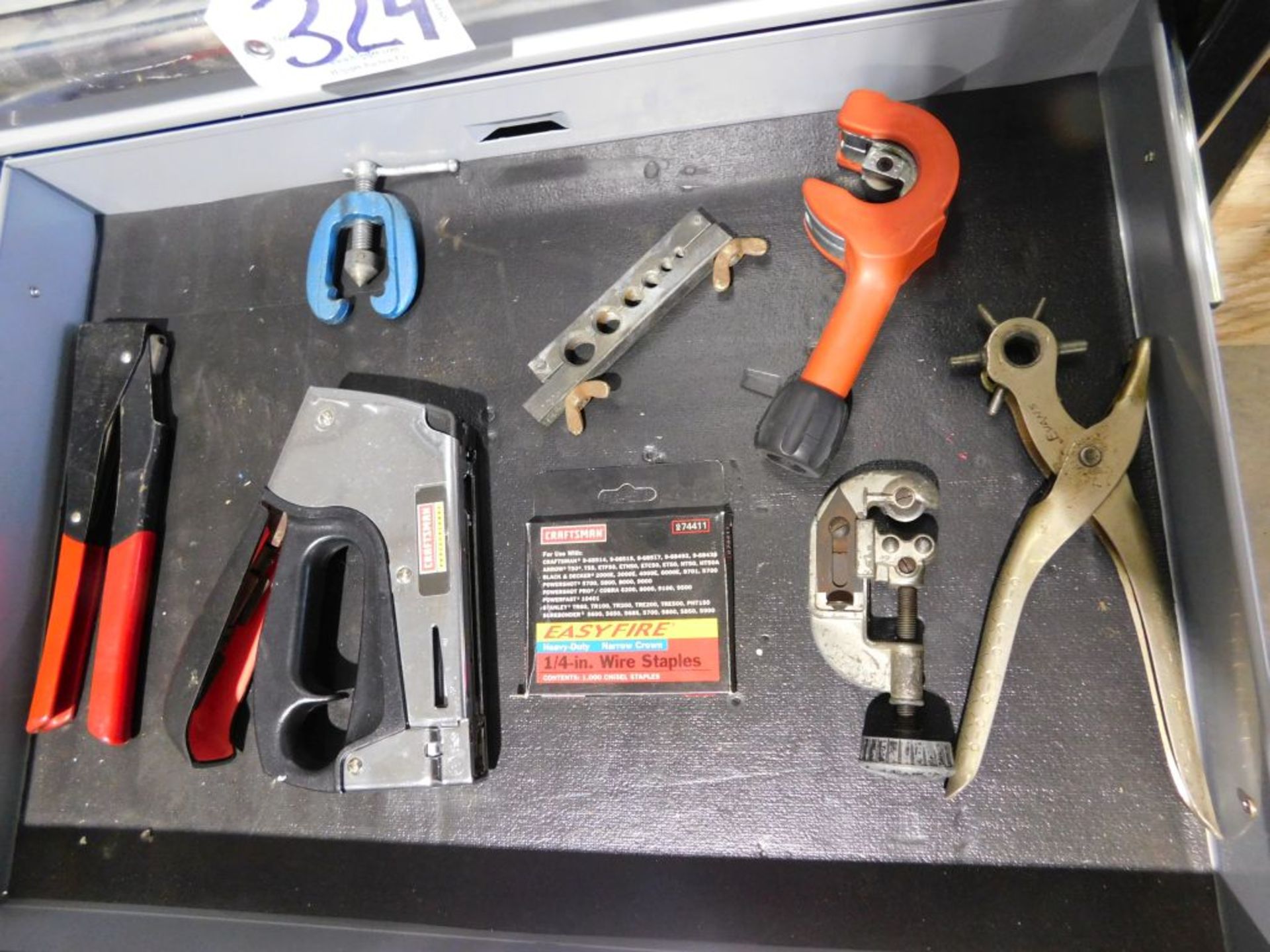 Assorted tools contents of drawer: flaring tools, staple gun, tube cutter (8 pcs.), pop rivet - Bild 2 aus 2