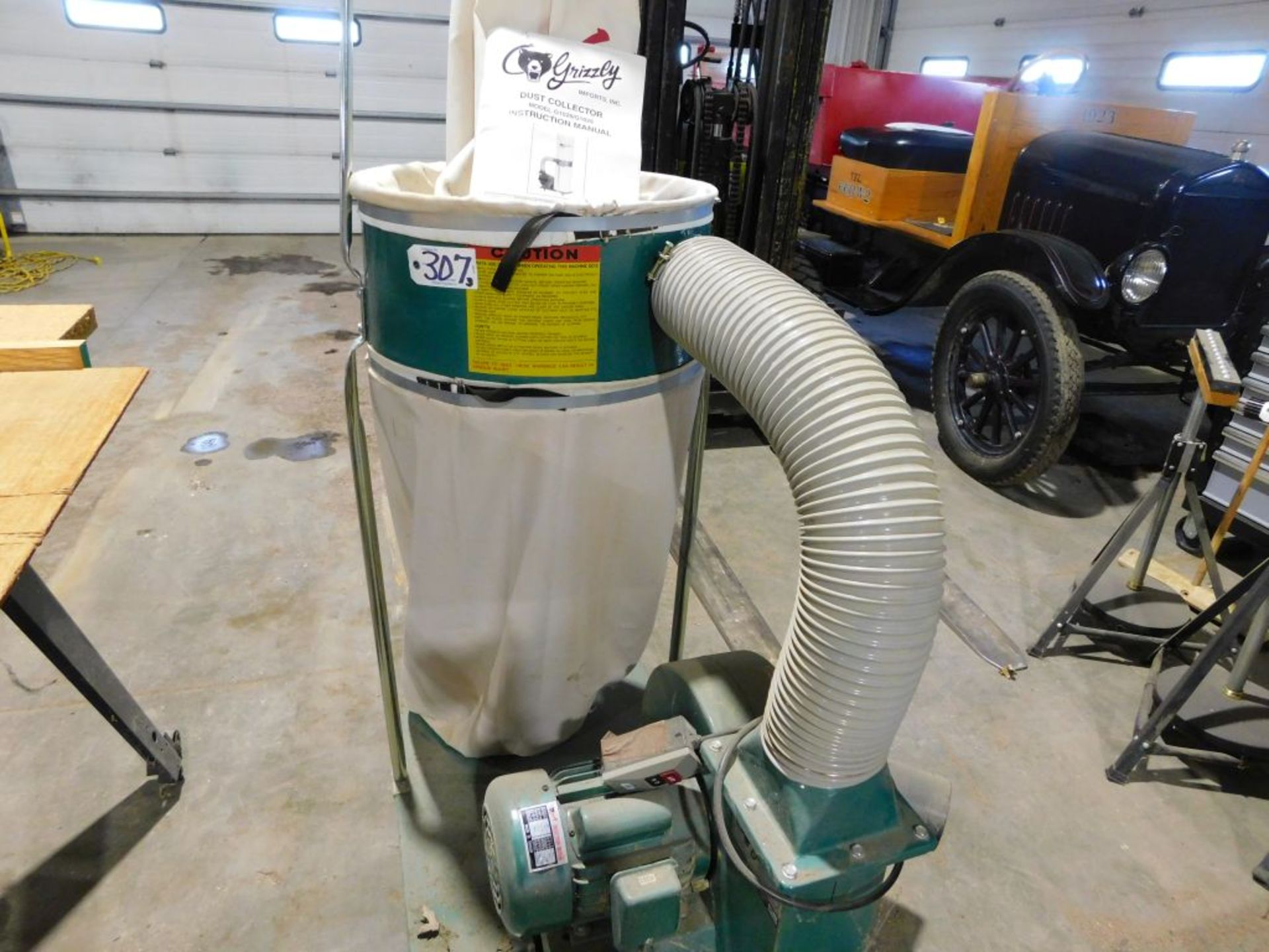 Grizzly Dust Collector, 2 hp, w/ mis. Hose. (Located at and to be picked up at: 2862 Wagner Rd.,