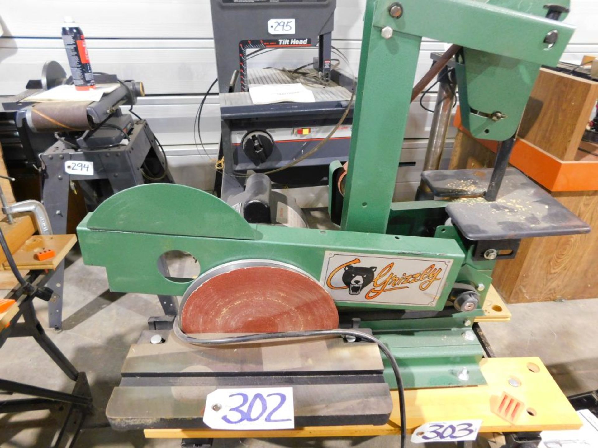 Grizzly belt/disc sander NO. G1013. (Located at and to be picked up at: 2862 Wagner Rd., Waterloo,