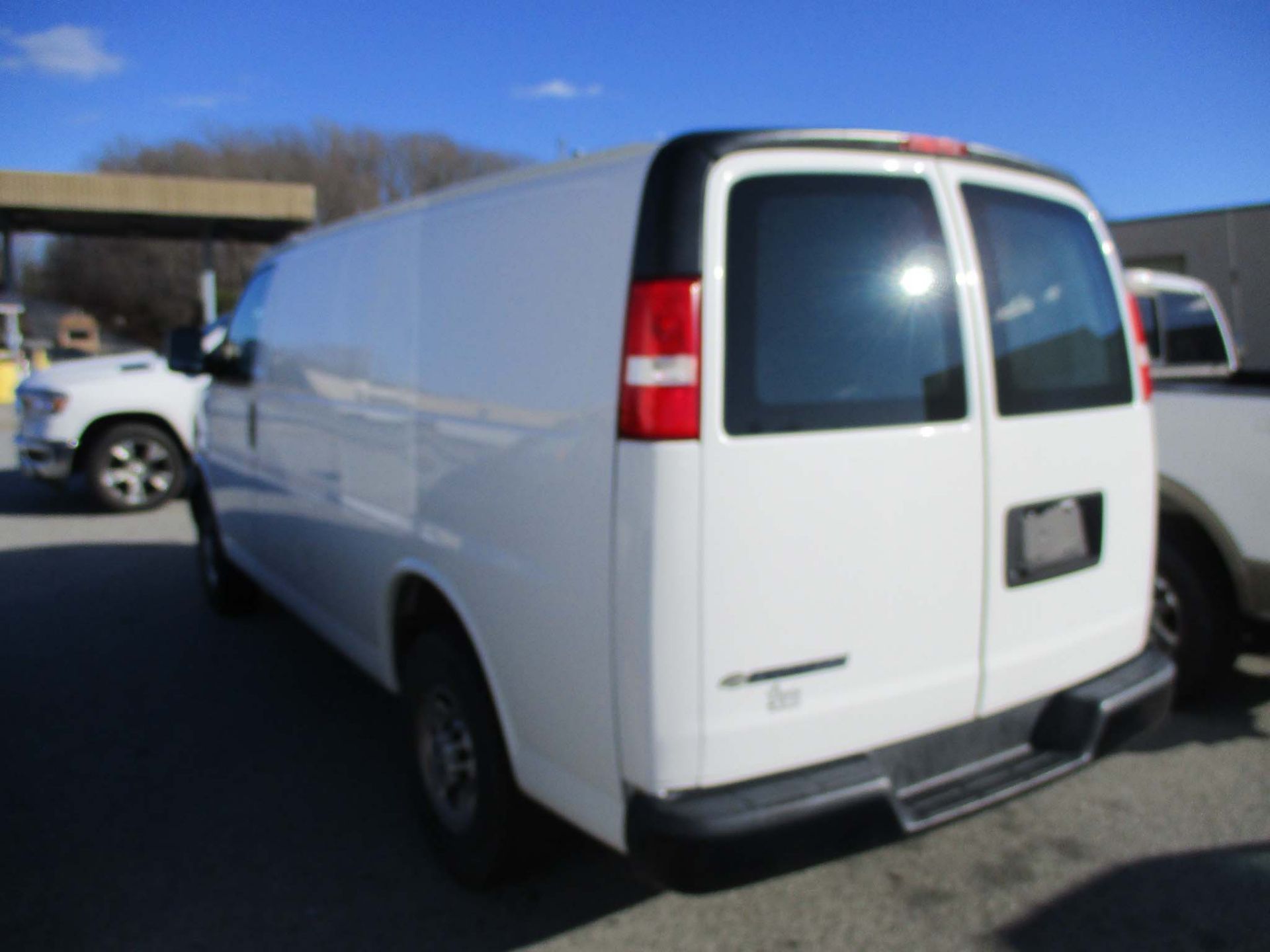 2019 Chevrolet Express G2 Van - Image 4 of 31