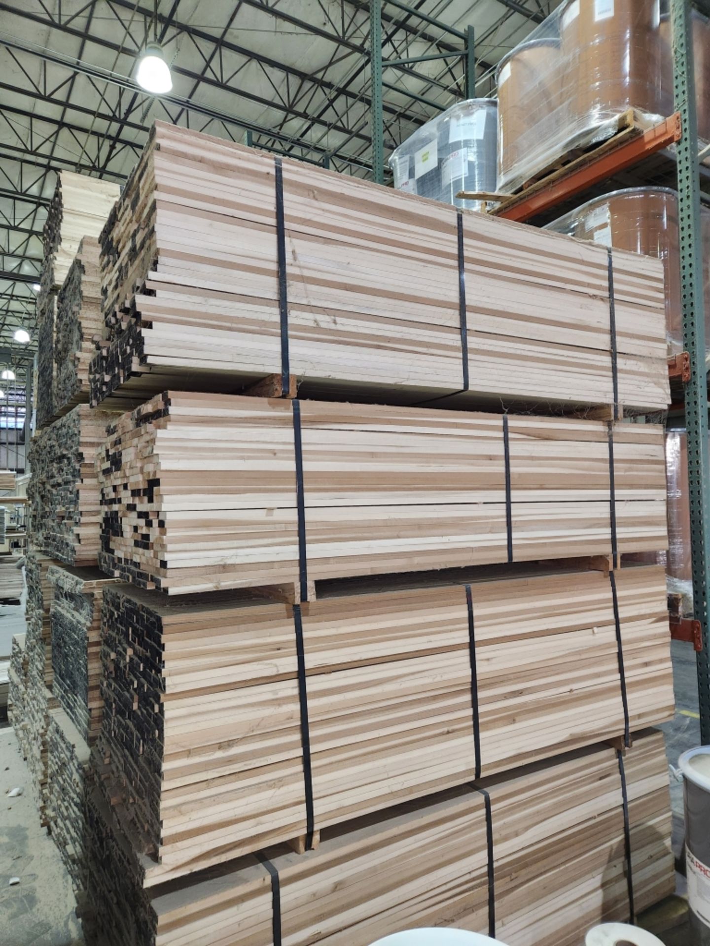 Poplar lumber - approximately 1190 board feet on (17) pallets: (4035) pcs of 4/4 x 2" x 8', (1170) p - Image 3 of 3