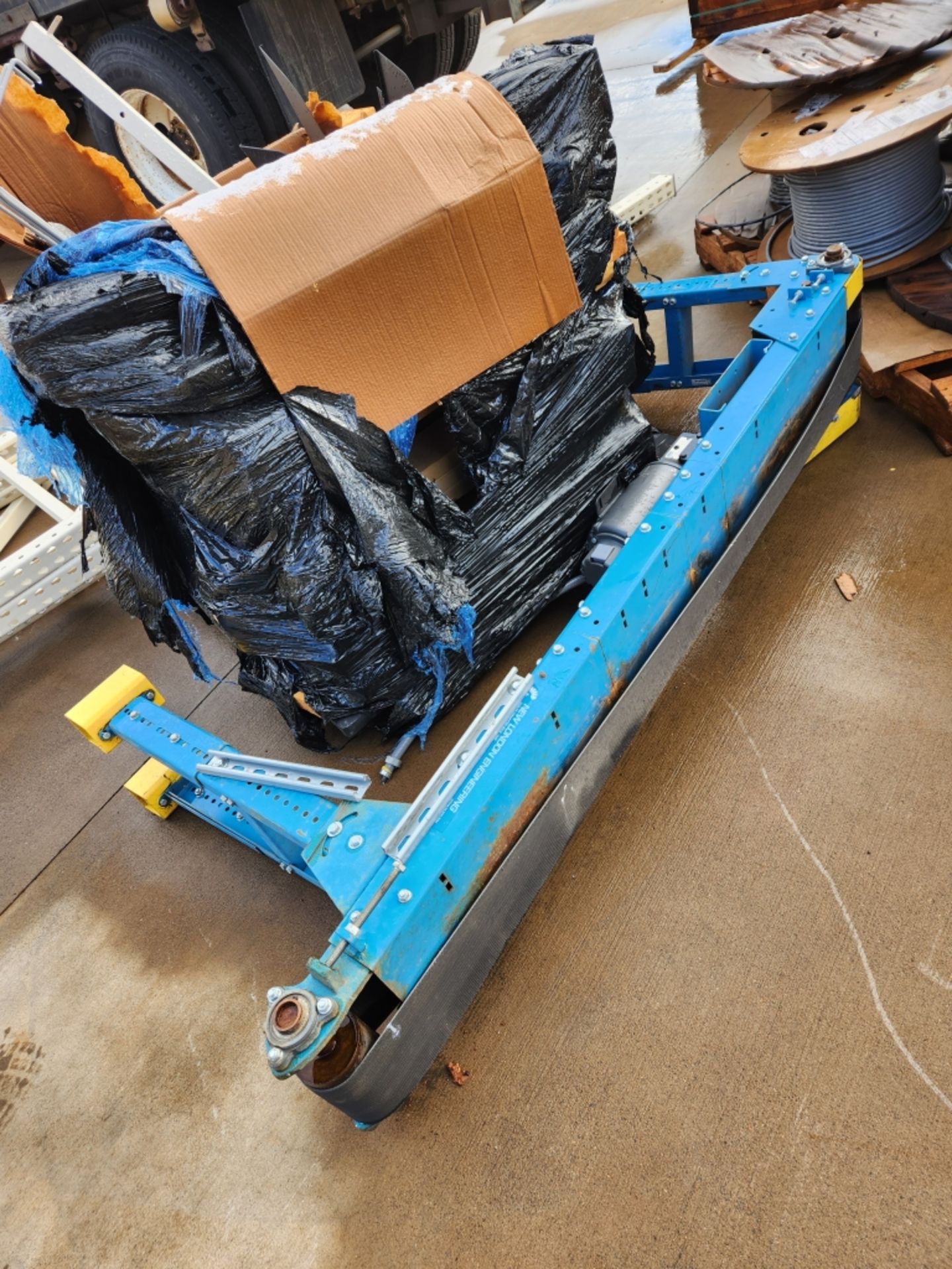 1- New London Engineering Conveyor Model 200-6-8 for extruders. Stored outside in weather.