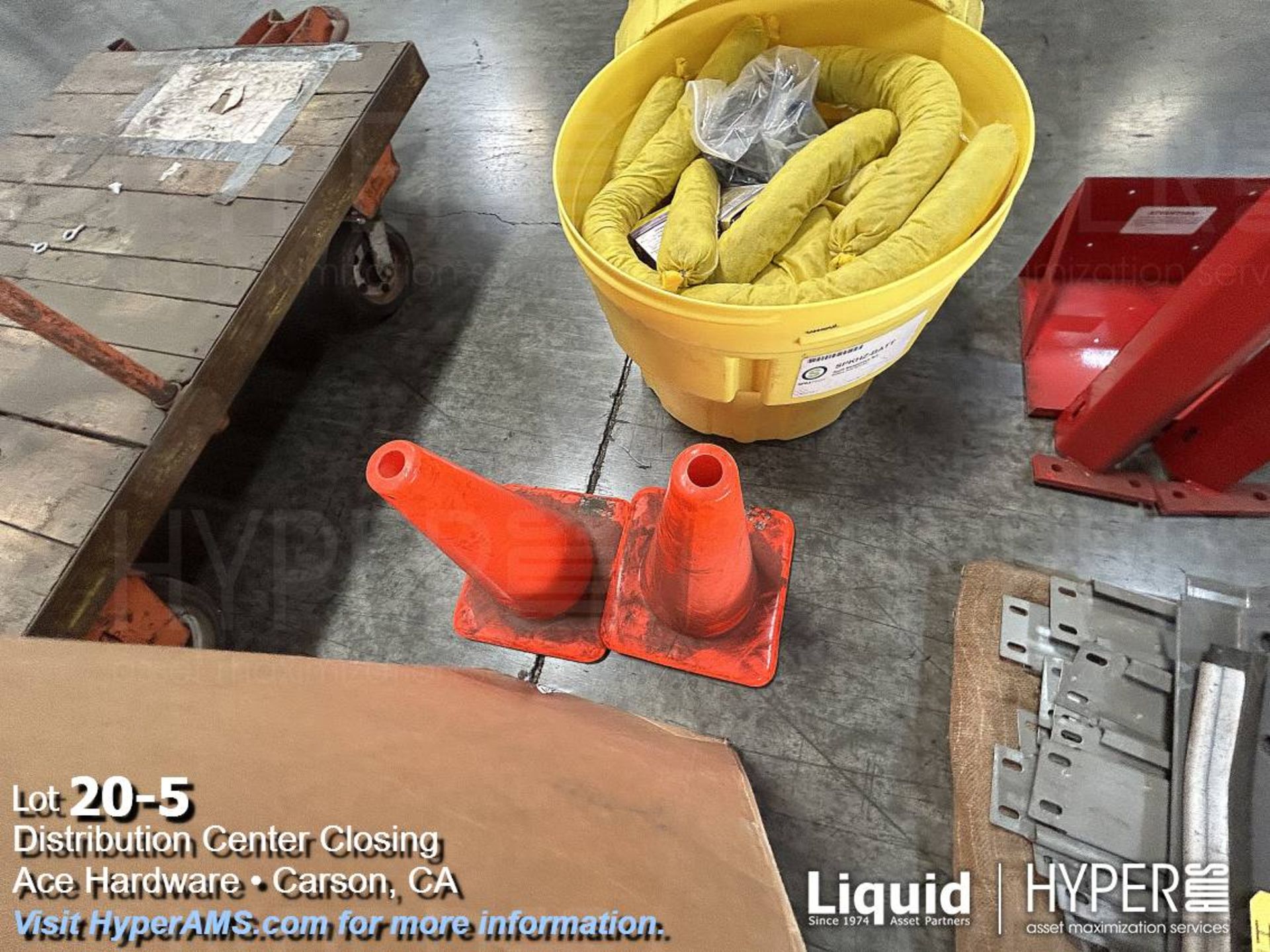 Lot: Safety cones, and spill kit - Image 5 of 5
