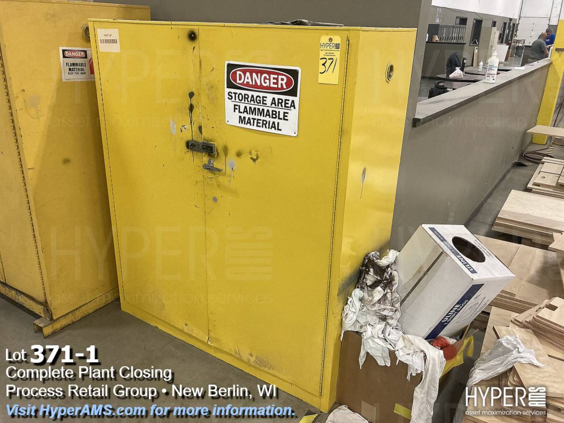 Flammable storage cabinet