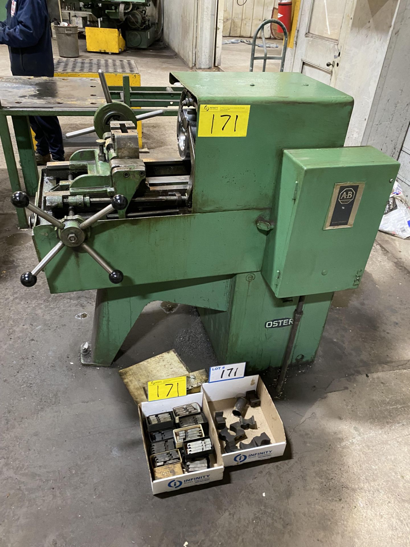 OSTER 792-A THREADING LATHE W/ VISE, TOOLING, DIES, S/N AAT-123 (RIGGING FEE $250) - Image 3 of 4