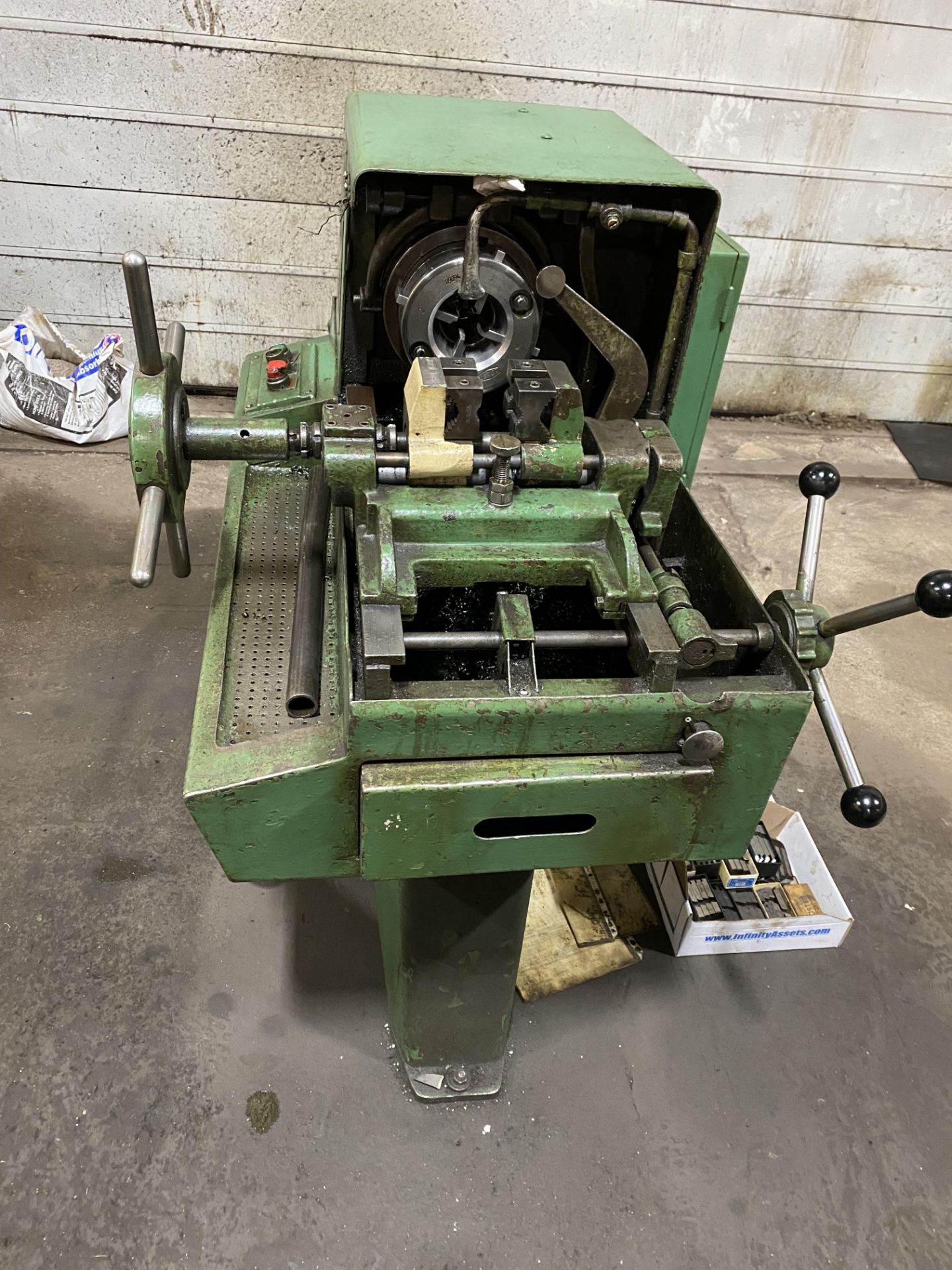 OSTER 792-A THREADING LATHE W/ VISE, TOOLING, DIES, S/N AAT-123 (RIGGING FEE $250) - Image 2 of 4