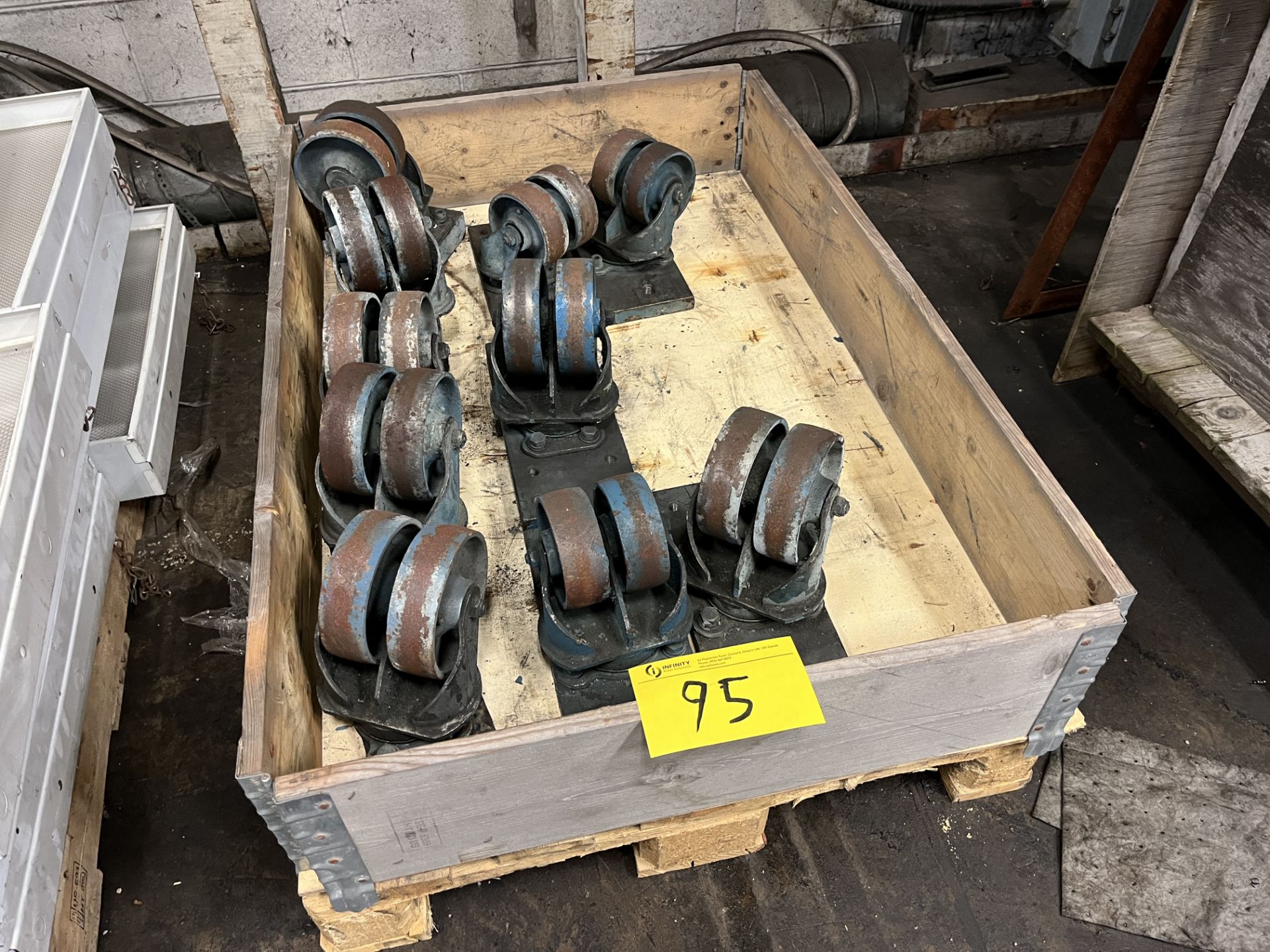 LOT OF HEAVY DUTY CASTORS