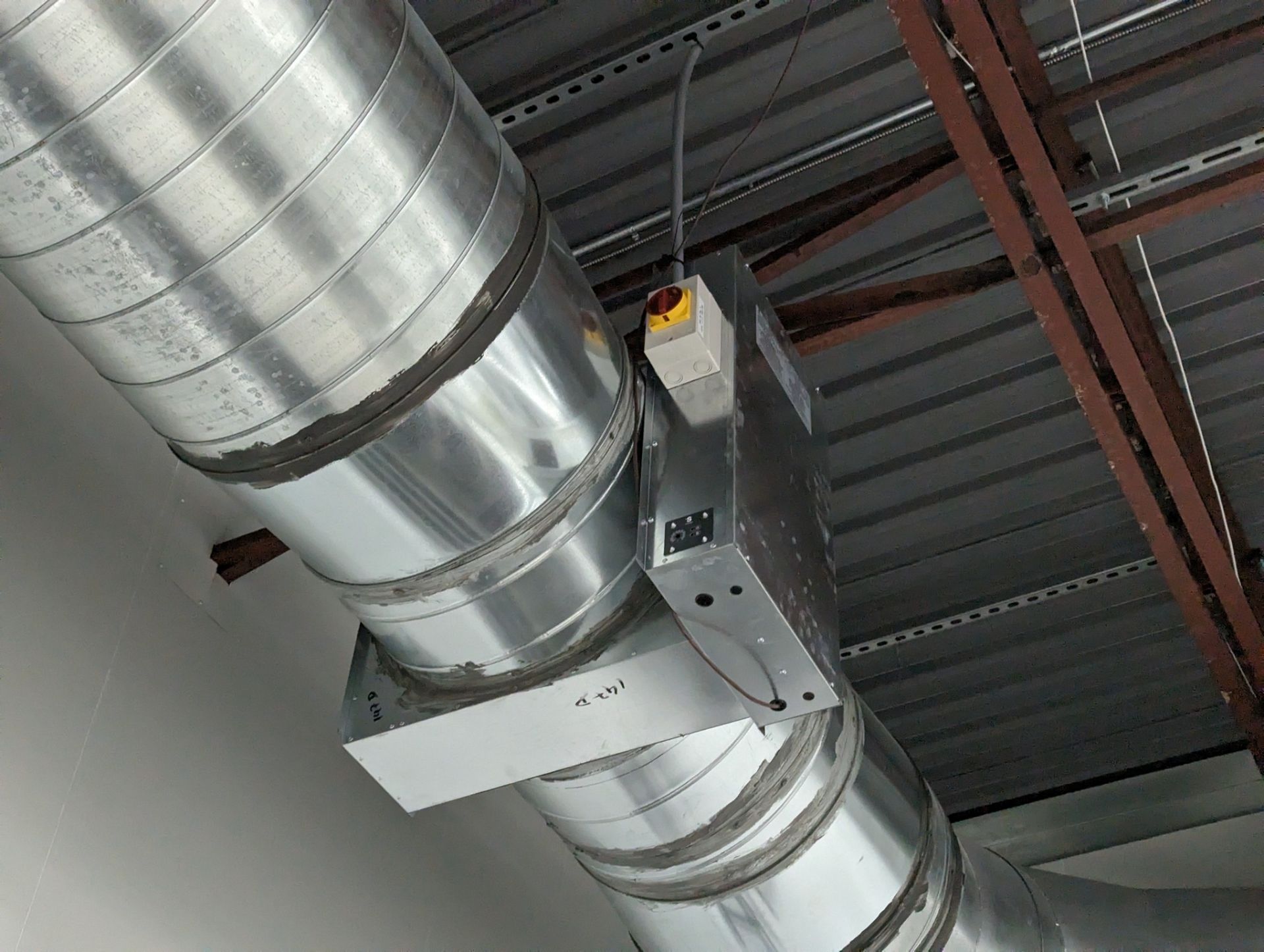 LOT OF ALL GROW ROOM DUCTWORK IN AIR AND ON FLOOR, ASST. SIZES, RECTANGULAR AND ROUND (SUBJECT TO - Image 14 of 20