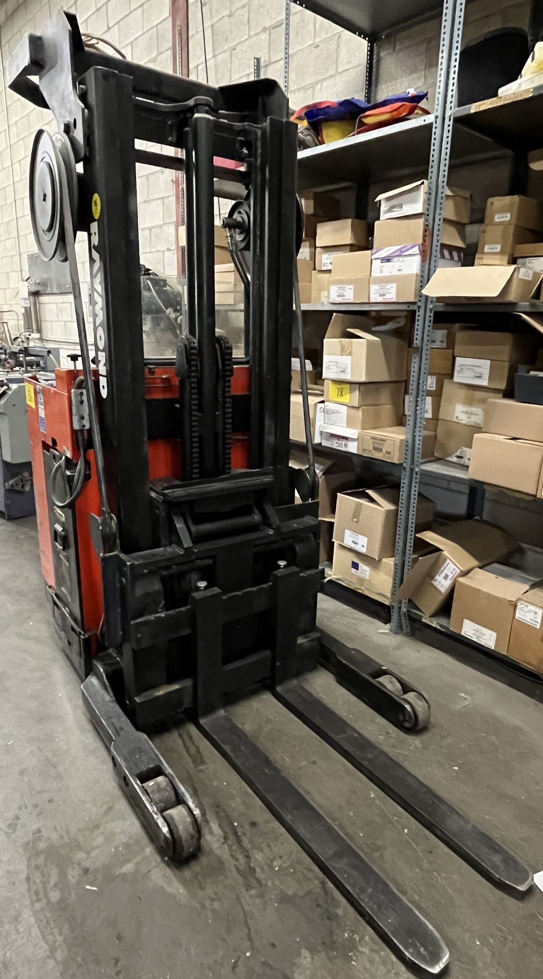 RAYMOND E4RTF ELECTRIC REACH TRUCK, 4,000LB CAP., 122” MAX LIFT, 24V, S/N 812-ERTF-4156 W/ BATTERY - Image 5 of 8