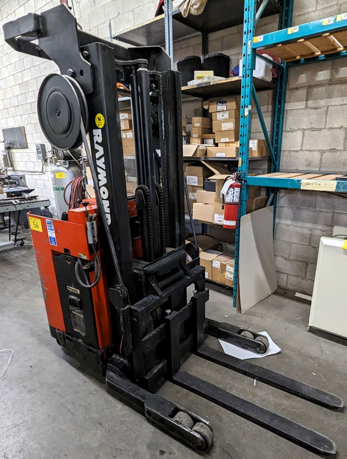 RAYMOND E4RTF ELECTRIC REACH TRUCK, 4,000LB CAP., 122” MAX LIFT, 24V, S/N 812-ERTF-4156 W/ BATTERY - Image 2 of 8