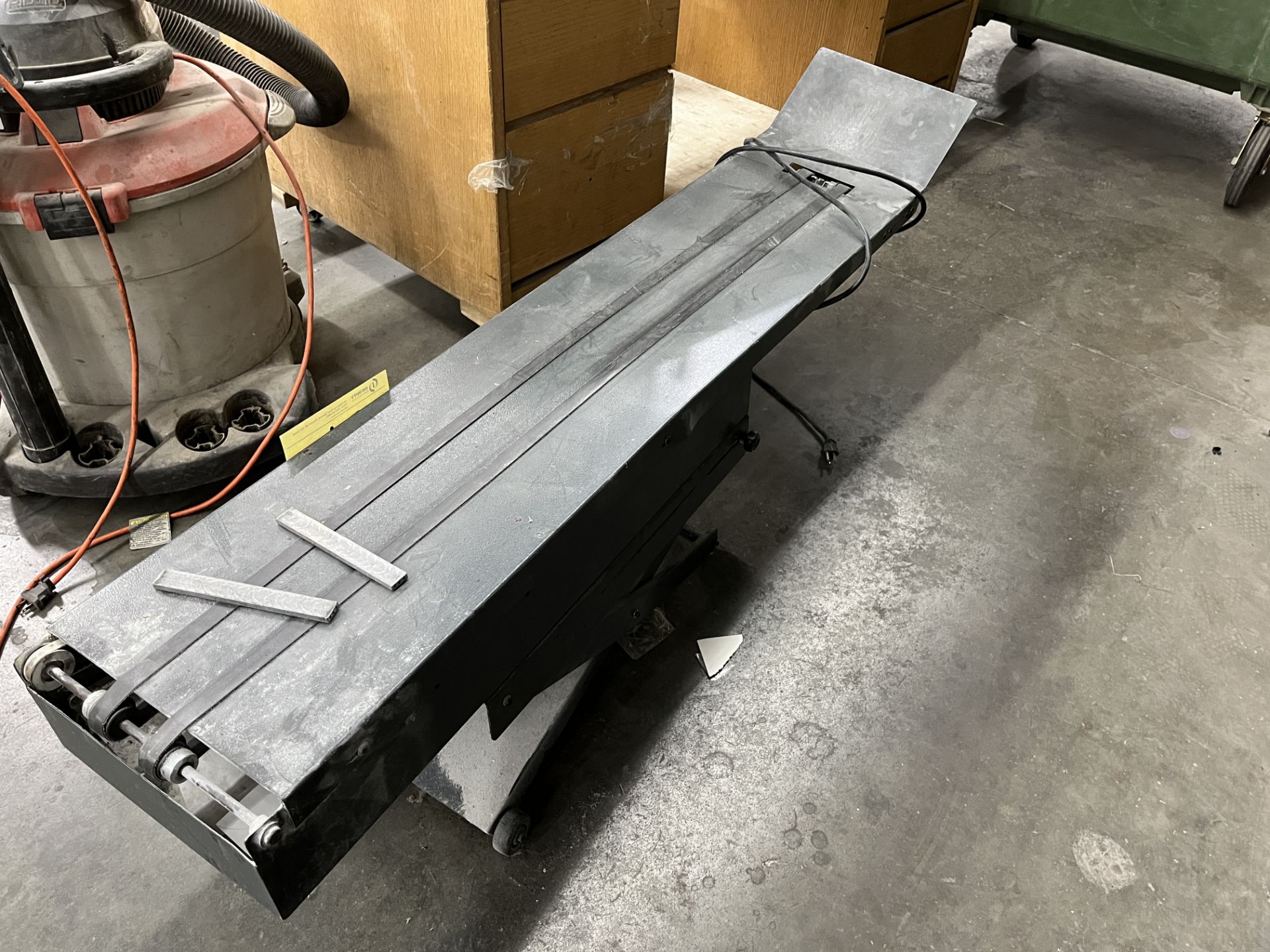 APPROX. 60"L X 12"W POWERED BELT CONVEYOR - Bild 2 aus 2