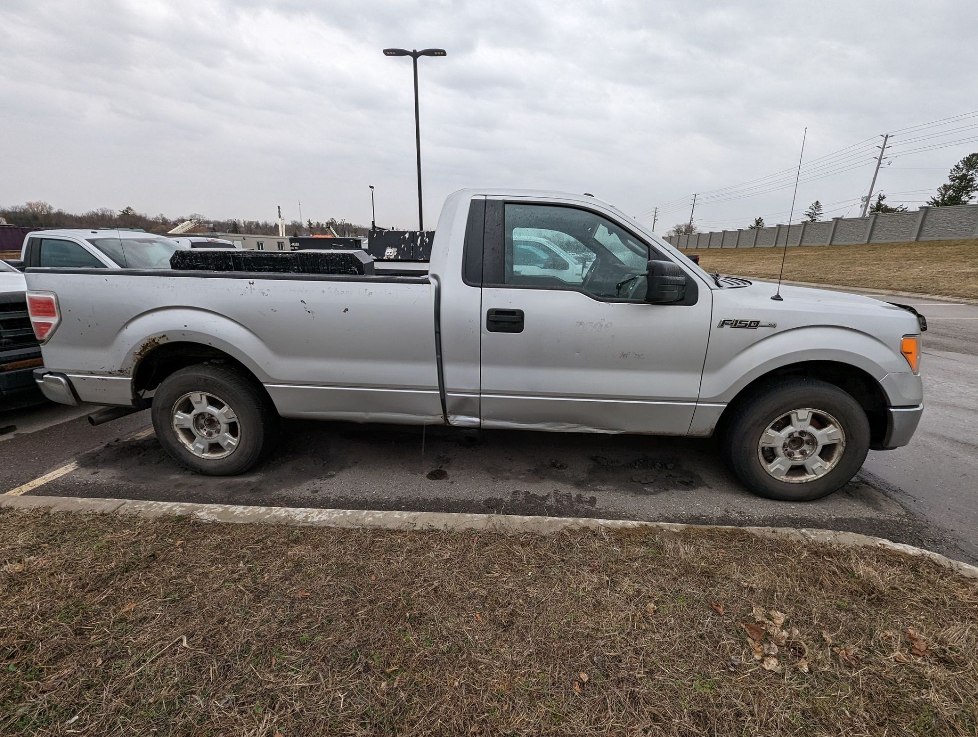 2013 FORD F150 XLT PICKUP TRUCK, VIN# 1FTNF1CF6DKD33131, APPROX. 315,106KMS (NO BLACK TOOL BOXES) - Image 4 of 12