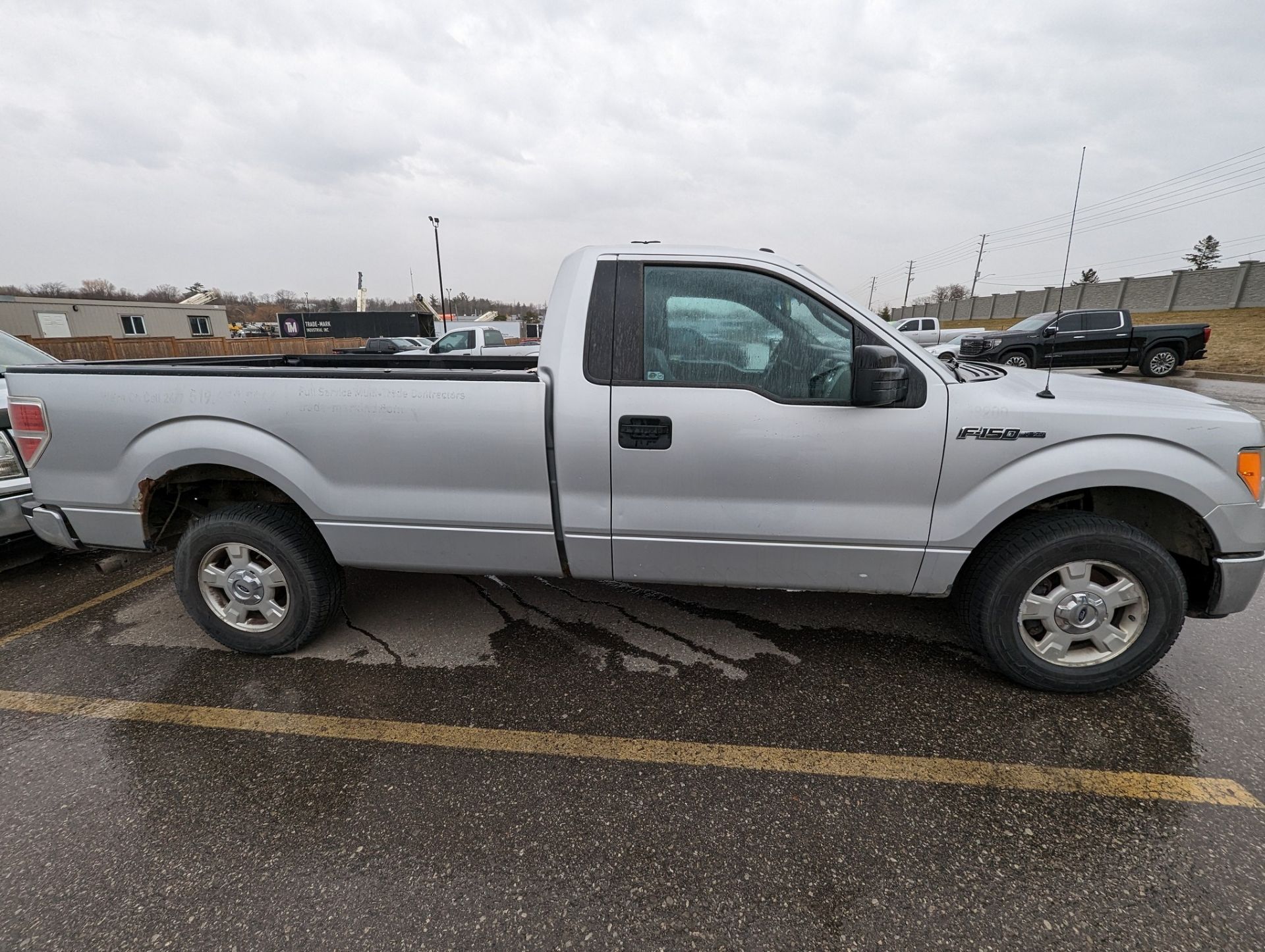 2013 FORD F150 XLT PICKUP TRUCK, VIN# 1FTNF1CFXDKF50570, APPROX. 423,552KMS (NO BLACK TOOL BOXES) - Image 4 of 9