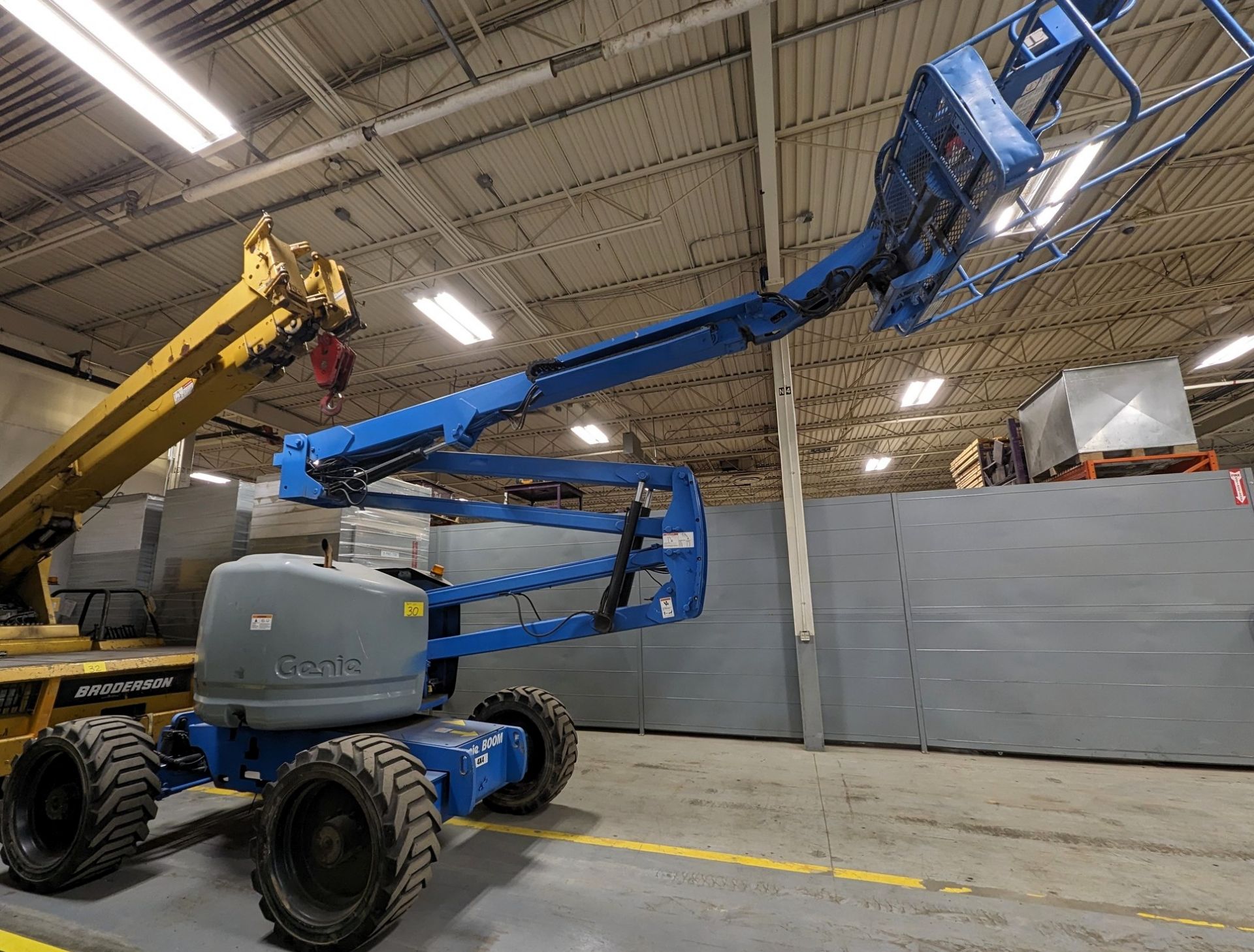 2005 GENIE Z-45/25 ARTICULATED BOOM, GAS POWERED, 4X4, 45'-8" MAX WORKING HEIGHT, 24’-6" MAX - Image 14 of 23