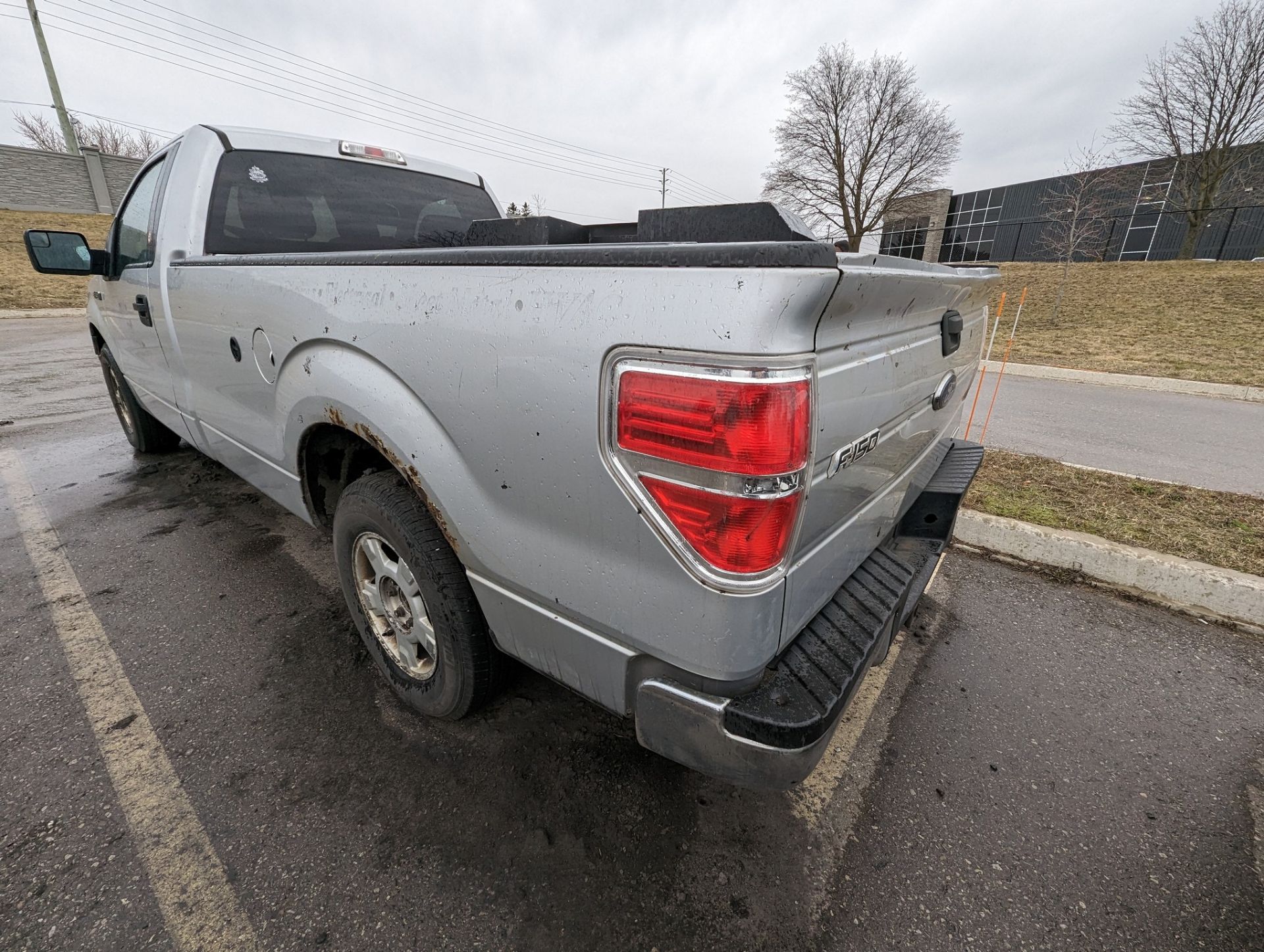 2013 FORD F150 XLT PICKUP TRUCK, VIN# 1FTNF1CF6DKD33131, APPROX. 315,106KMS (NO BLACK TOOL BOXES) - Image 7 of 12