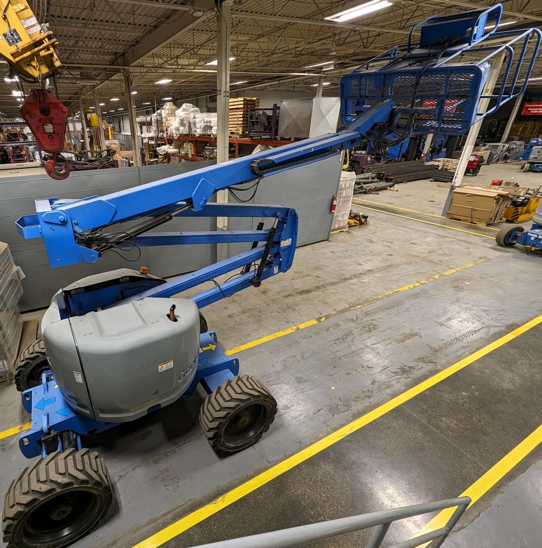 2005 GENIE Z-45/25 ARTICULATED BOOM, GAS POWERED, 4X4, 45'-8" MAX WORKING HEIGHT, 24’-6" MAX - Image 15 of 23